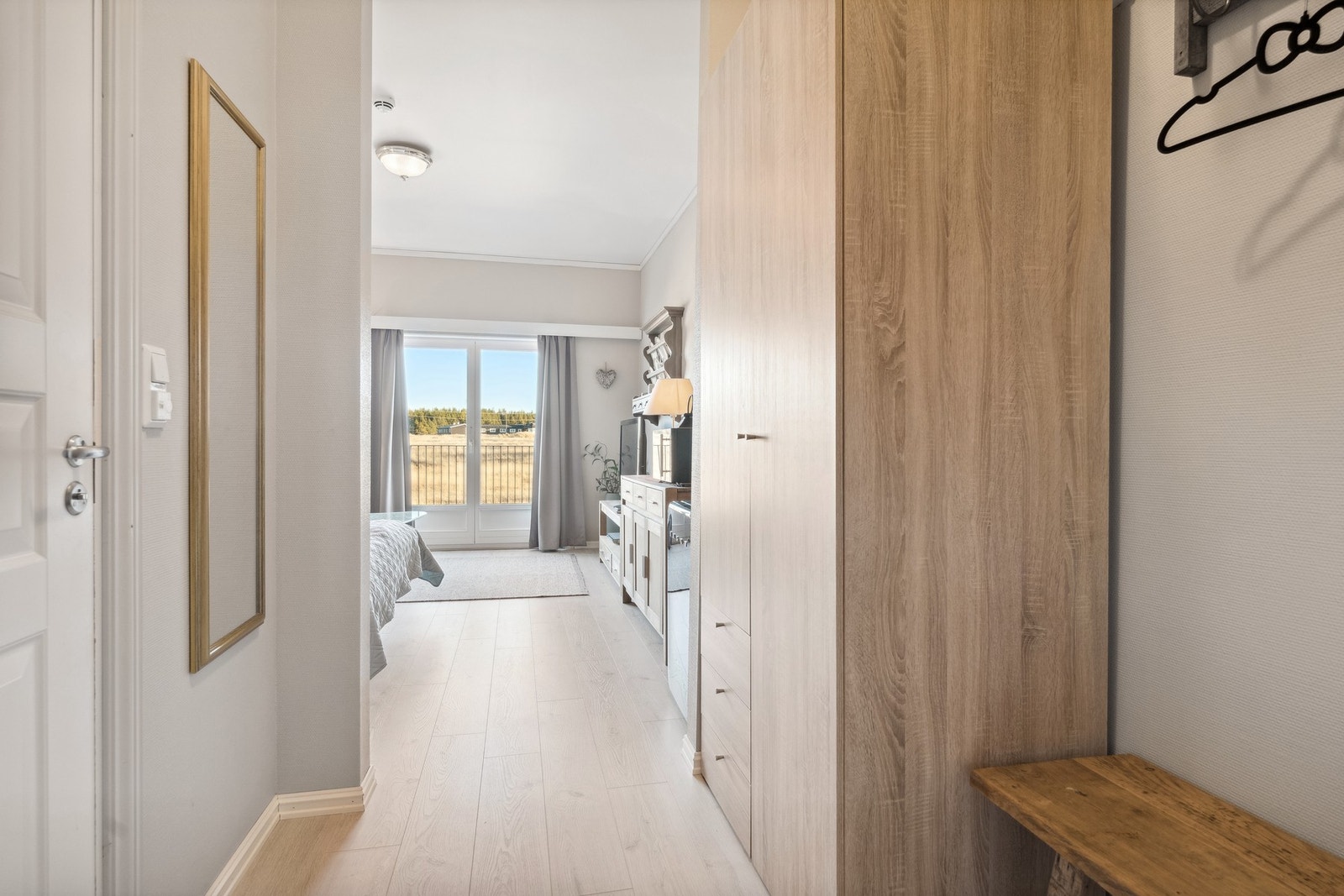 Velkommen inn! Entréen har et garderobeskap, og knaggrekke til å henge fra seg yttertøy. Galleribilde