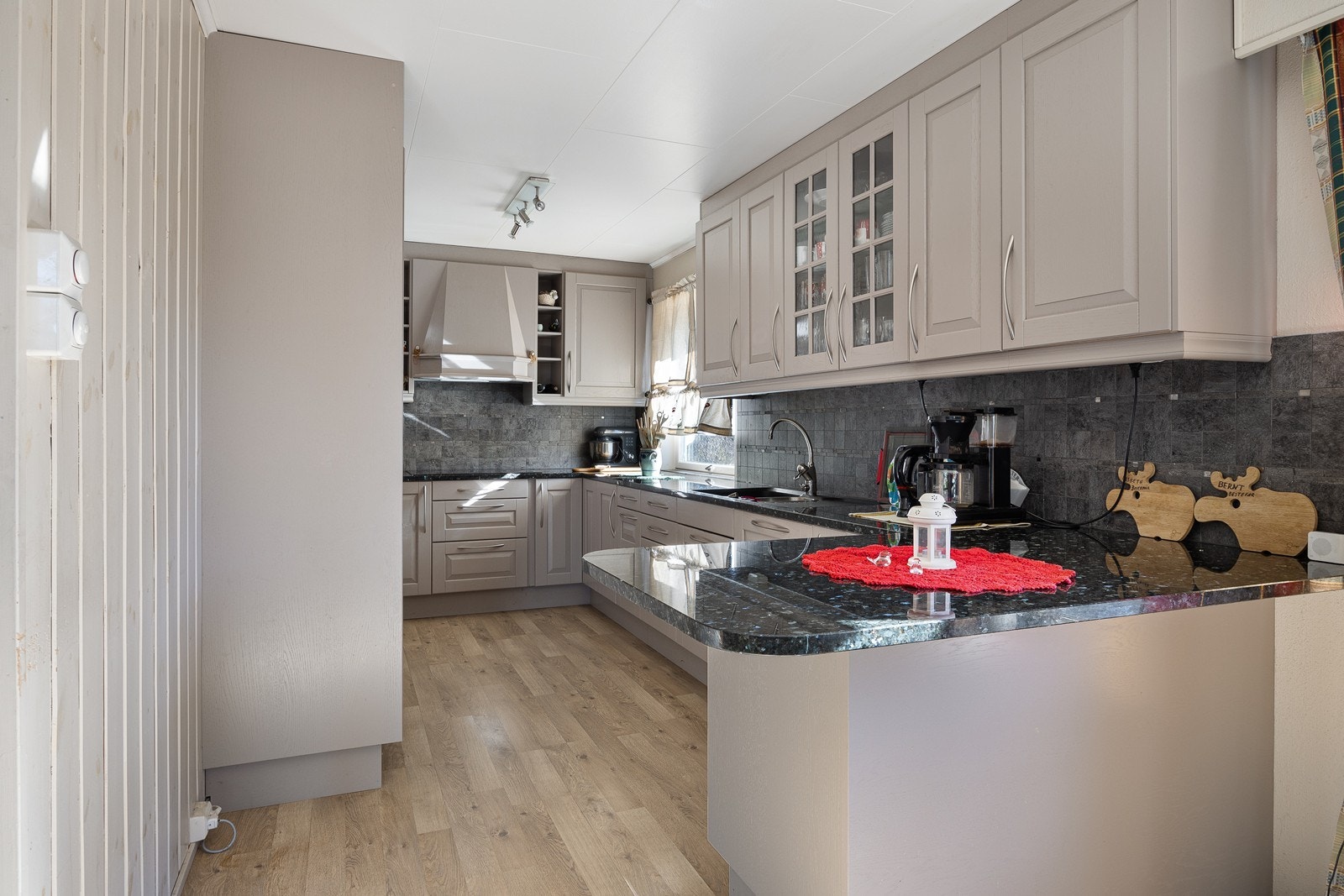 En smart barløsning markerer overgangen til stuen, perfekt til måltider og gode samtaler, men også for lekselesing mens middagen tilberedes. Galleribilde