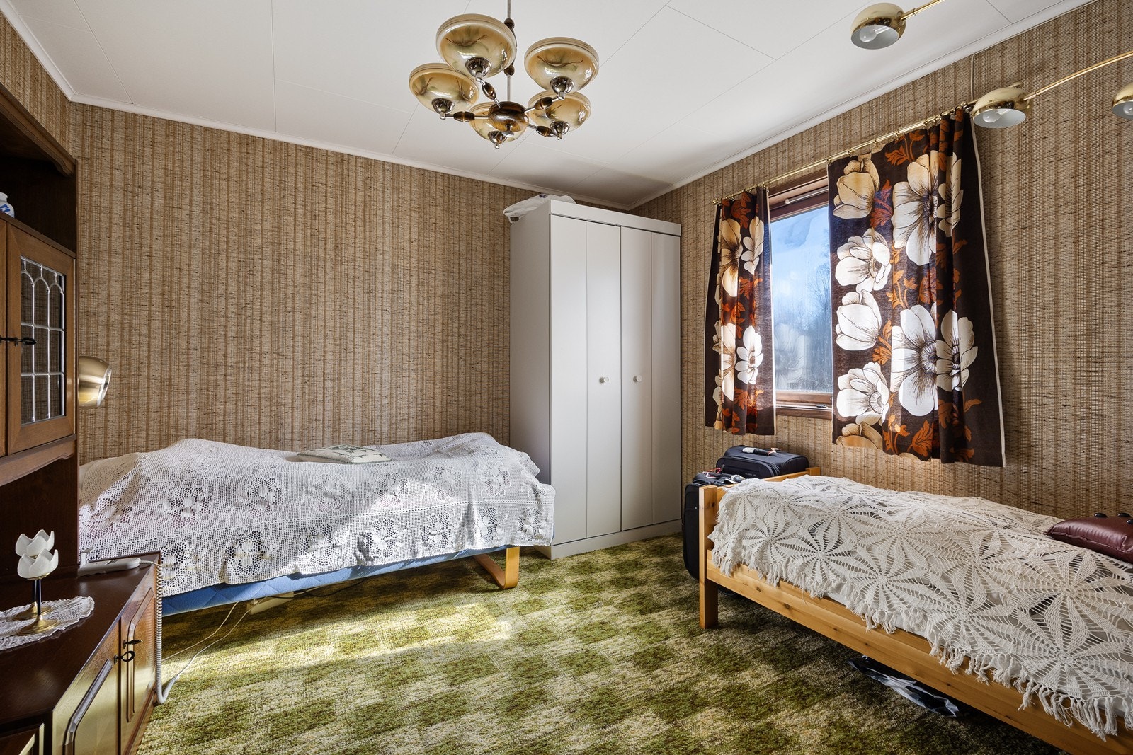 Boligen har til sammen fire soverom, fordelt med to i første etasje og to i underetasjen. Dette er soverommet i opprinnelig del i underetasjen. Soverommet tilfredsstiller ikke dagens krav til dagslysflate. Galleribilde