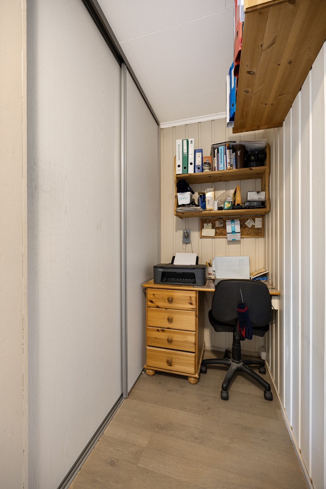 Ved entreen er det laget en liten nisje med garderobeskap og pc-plass. Galleribilde