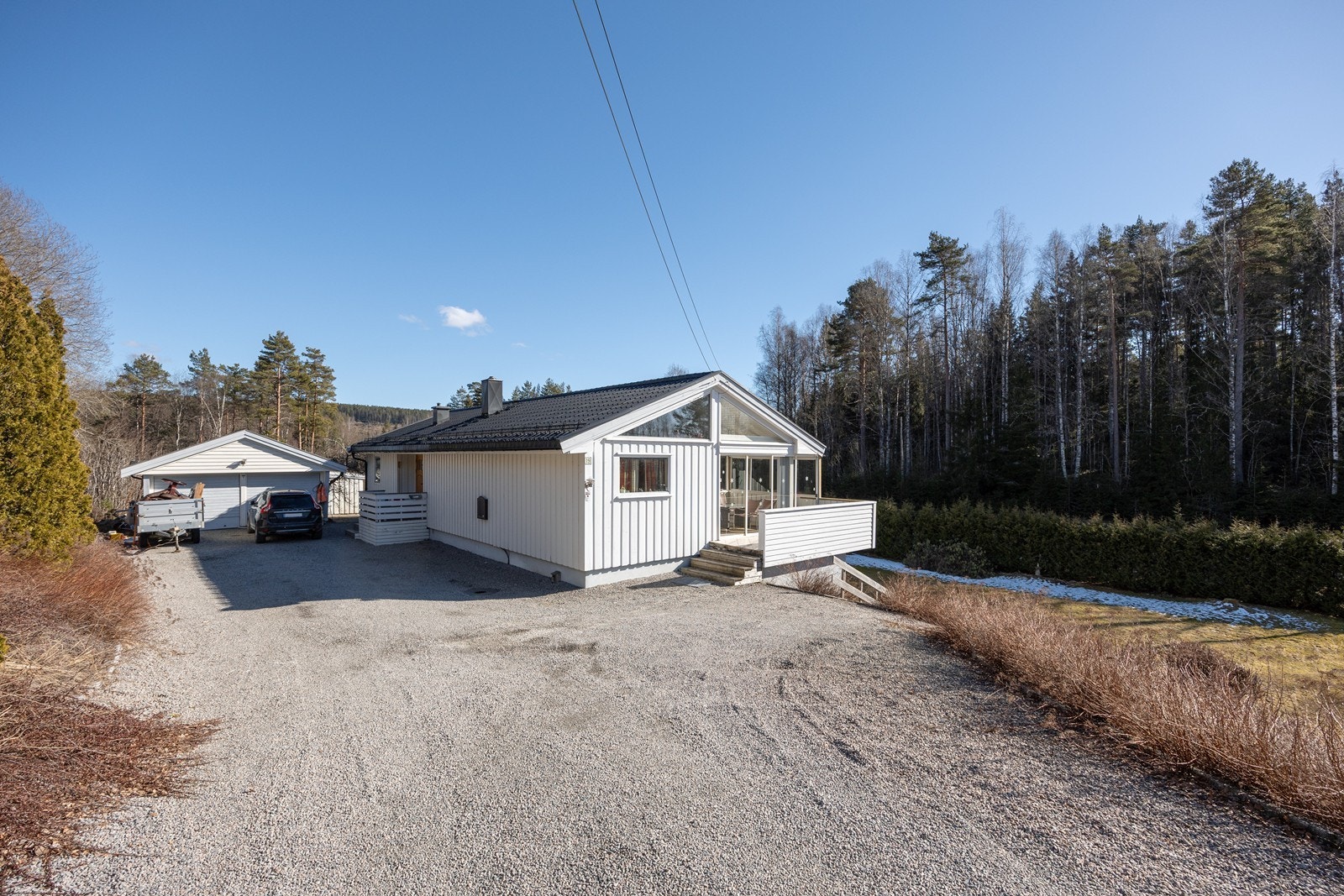 Gårdsplassen er singlet og med gode parkeringsmuligheter i tillegg til den doble garasjen. Galleribilde