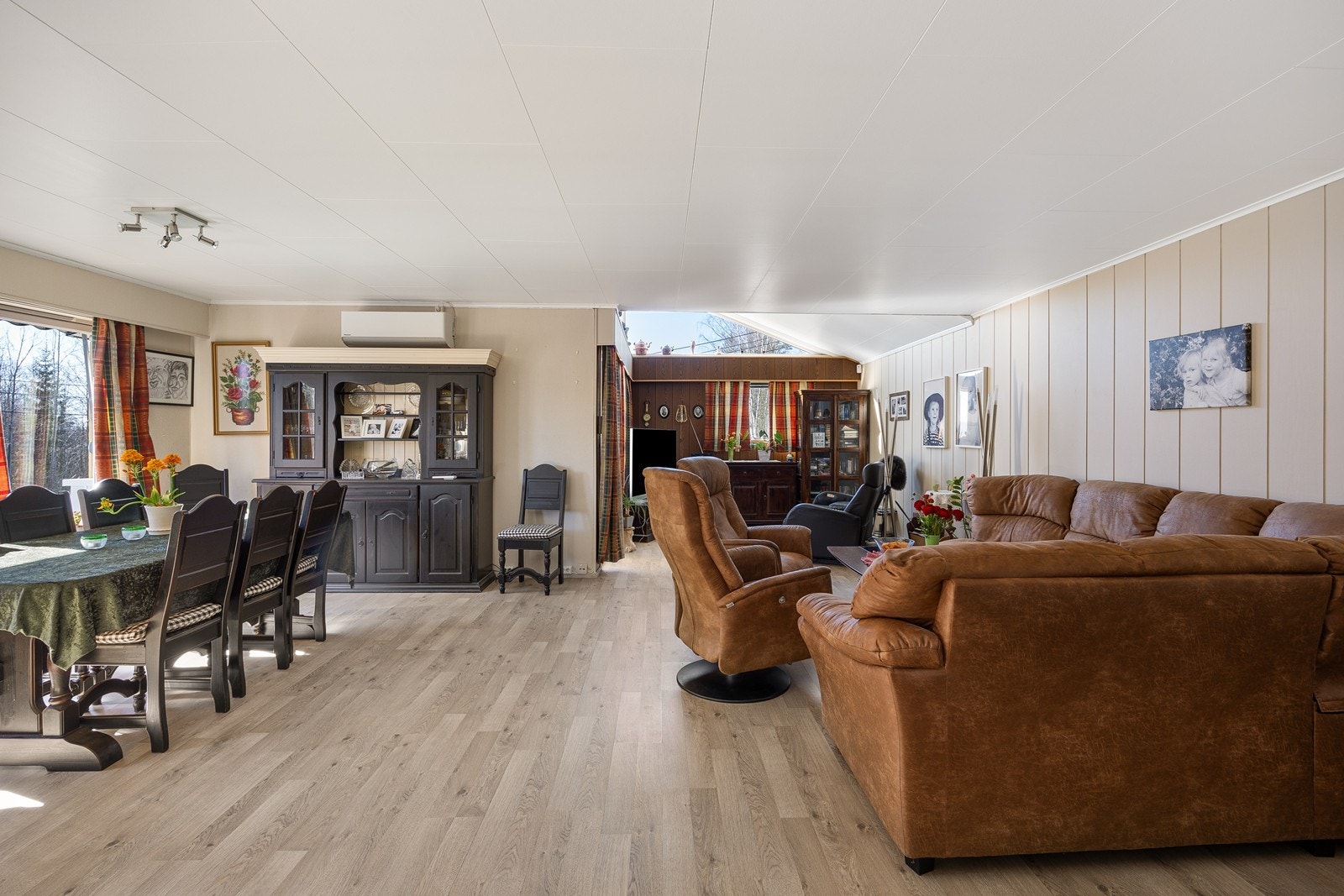 Stuen har ingen direkte innsyn, og vinduene inkluderer en glassdør til den herlige verandaen Galleribilde