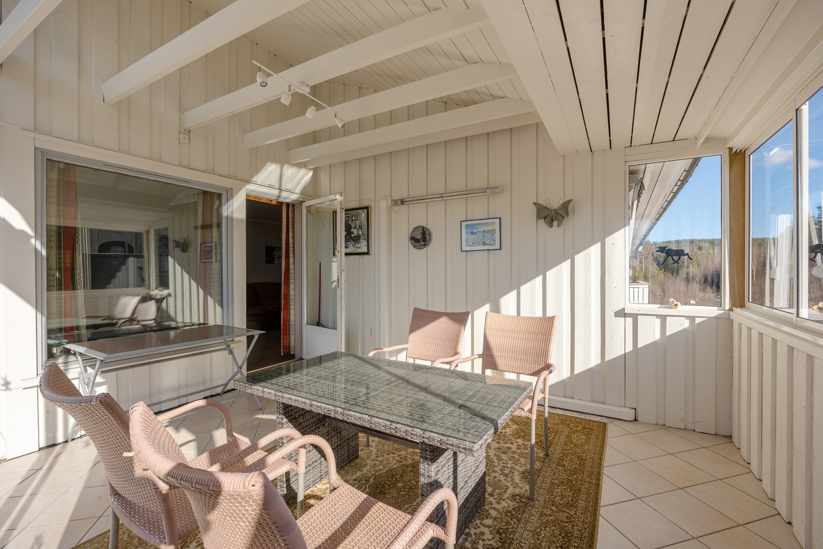 Belysning og varmelampe er montert, og de største vinduene kan skyves til side slik at solen og sommeren slipper helt inn. Galleribilde