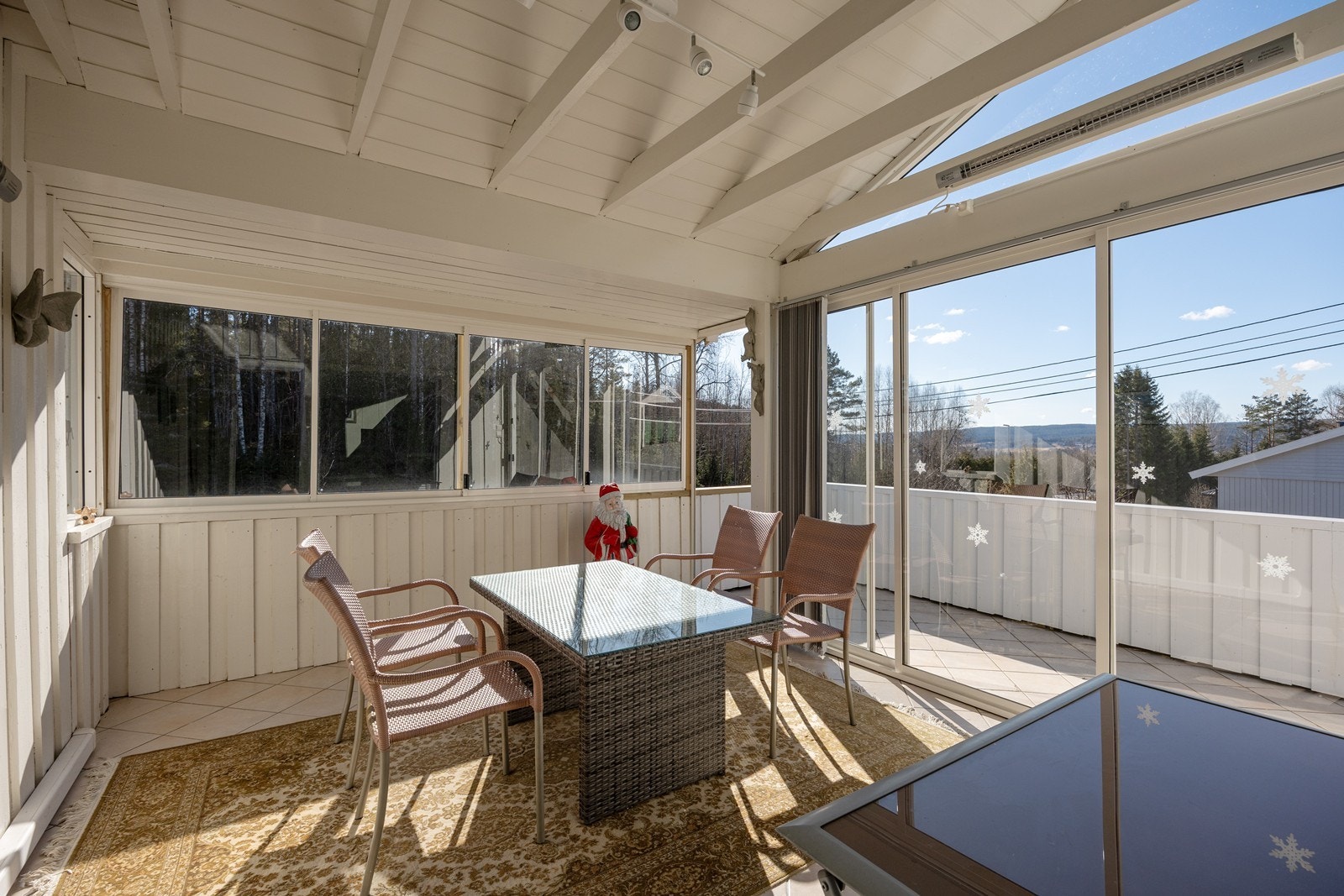 Verandaen måler ca. 15 kvm, og store deler av arealet er innglasset. Galleribilde