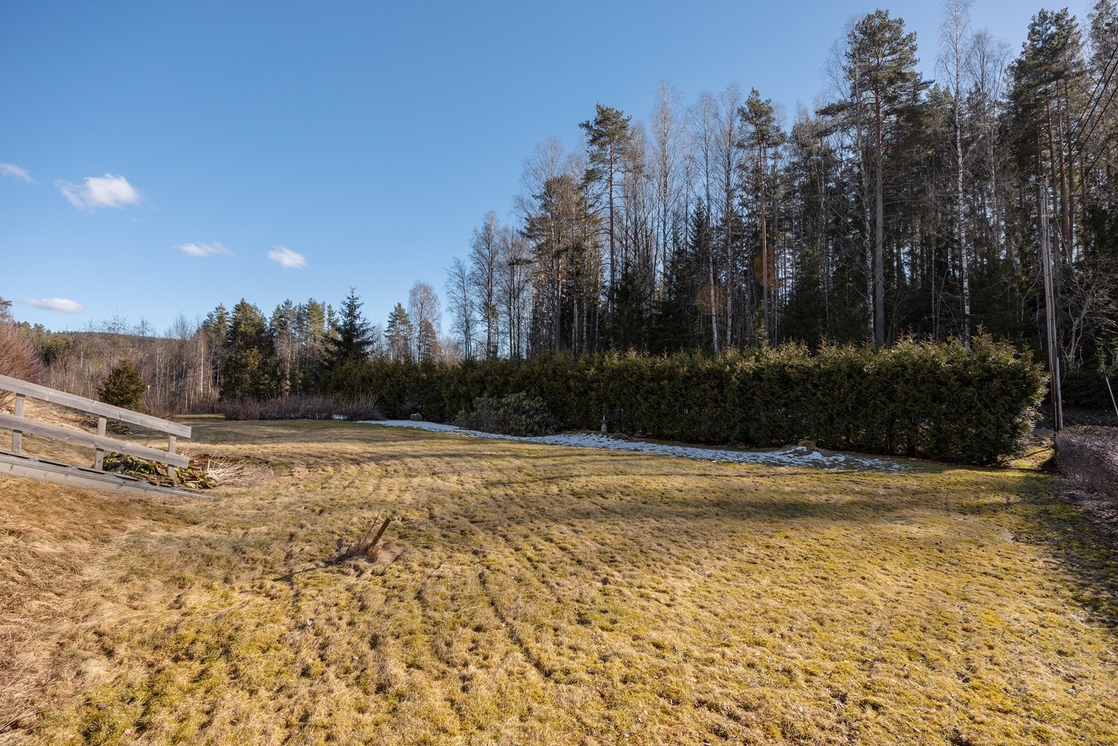 Hagen er opparbeidet med trær, gressplen, prydbusker og diverse beplantning. Galleribilde