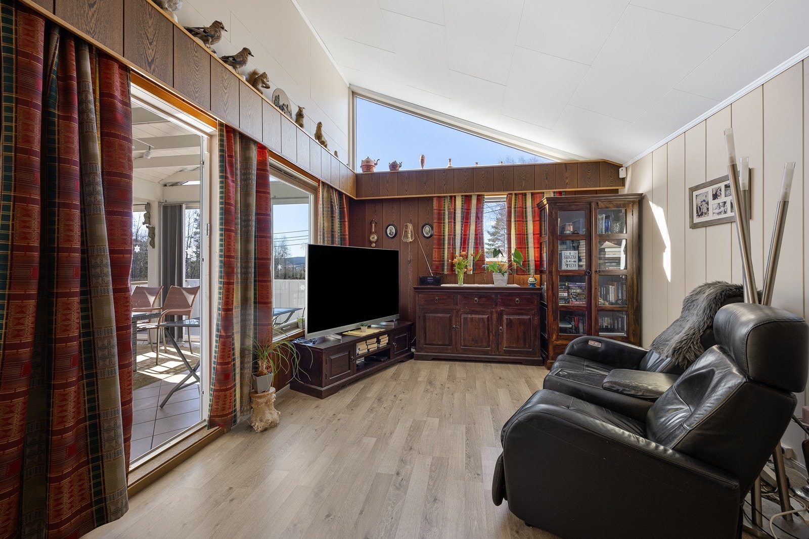 I en noe adskilt del har stuen skråhimling med ekstra takhøyde for en luftig atmosfære. Galleribilde