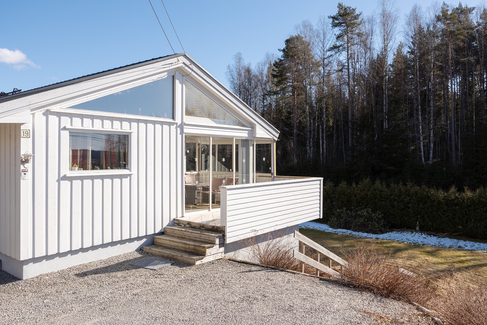 Stuen har utgang til en sydvestvendt veranda med fint utsyn over alt det grønne. Galleribilde