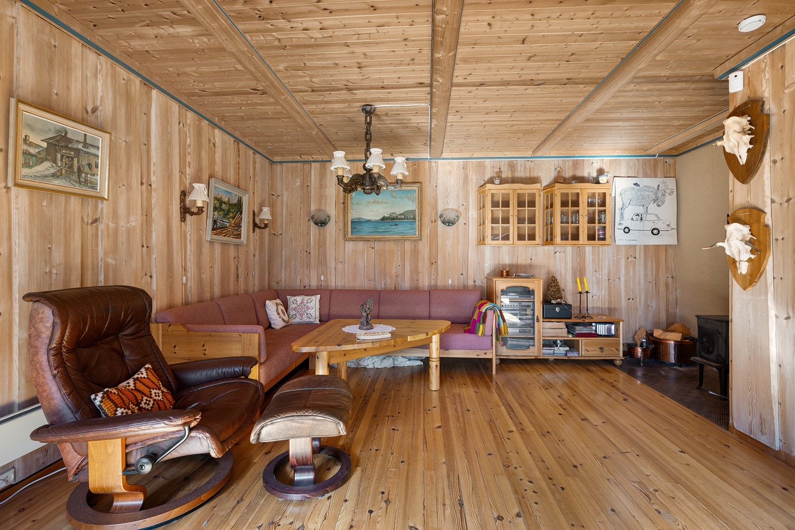 Boligen har en kjellerstue med ildsted i underetasjen. Galleribilde