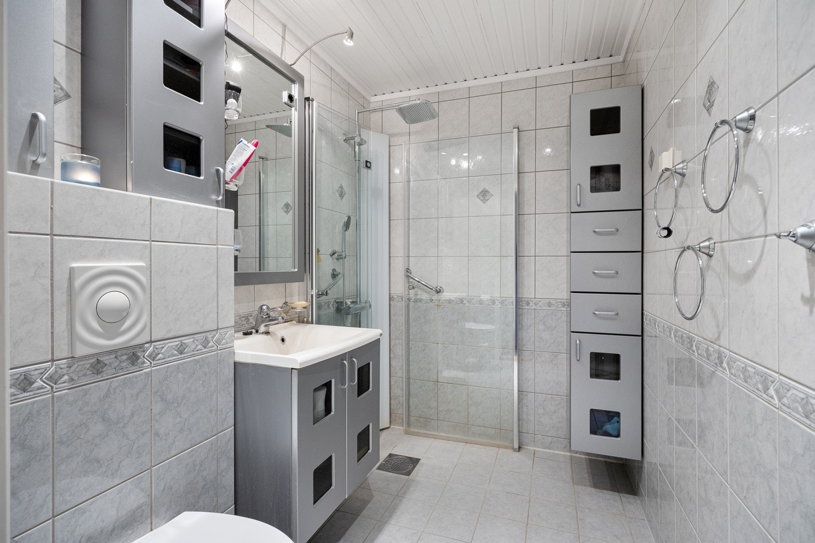 Badet oppe ble pusset opp rundt 2008, innredet med vegg- og gulvfliser i ulike gråtoner. Galleribilde