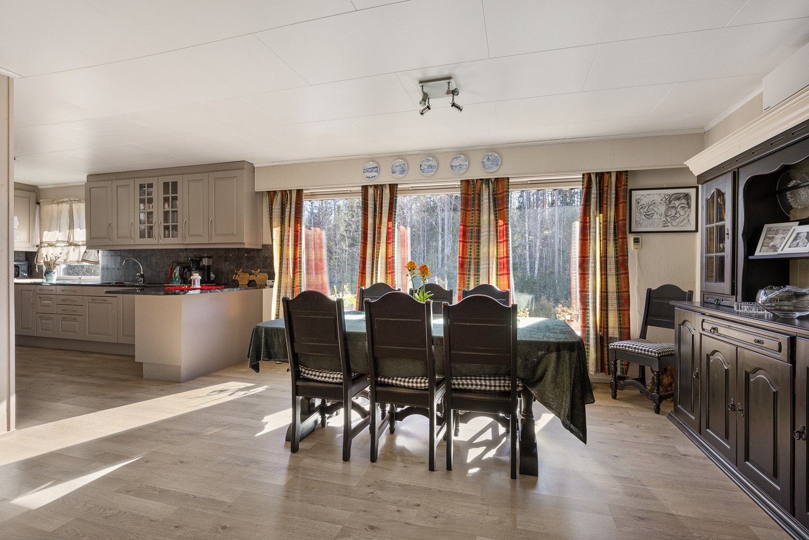 Stuen er naturlig inndelt i ulike soner, og det passer utmerket å innrede med spiseplass utenfor kjøkkenet. Galleribilde