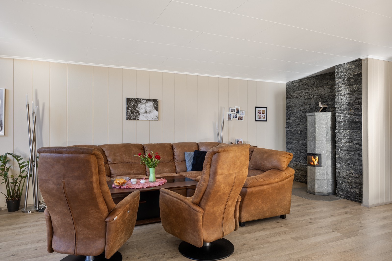 Med både klebersteinsovn og nyere varmepumpe får man det lunt og godt i stuen. Galleribilde