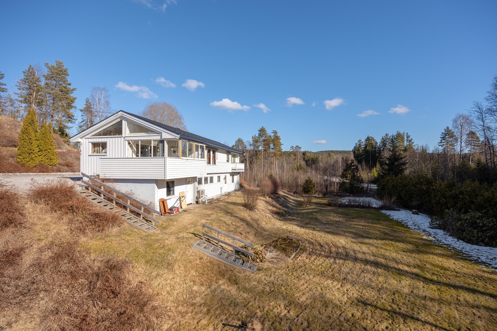 Tomten er stor og solrik, med 1,5 mål fordelt på flere nivåer - bundet sammen av trapper i terrenget. Galleribilde