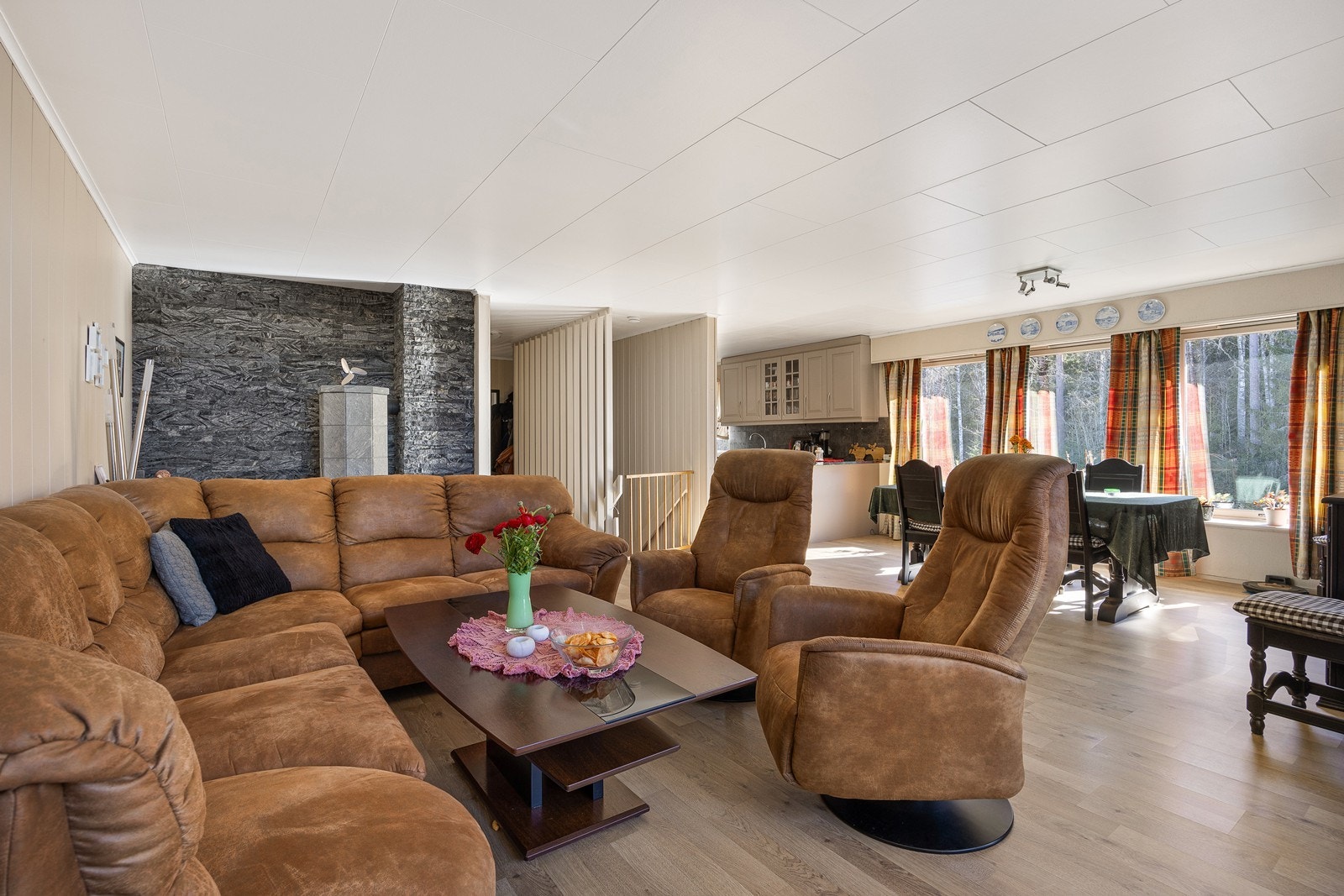 Store vinduer i to retninger sørger for rikelig med dagslys, samtidig som de bringer inn alt det grønne. Galleribilde