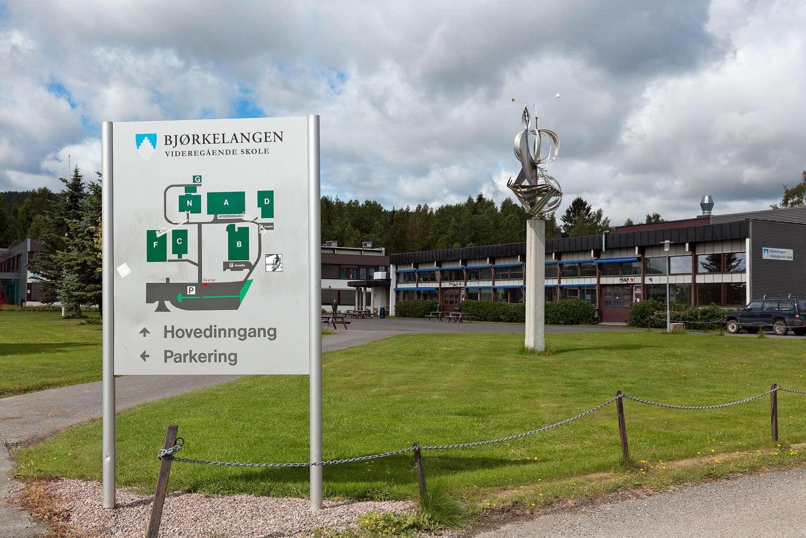 Fra eiendommen er det ca. 3,4 km til Bjørkelangen barne- og ungdomsskole. Det er også to videregående skoler i og ved sentrum av Bjørkelangen. Galleribilde