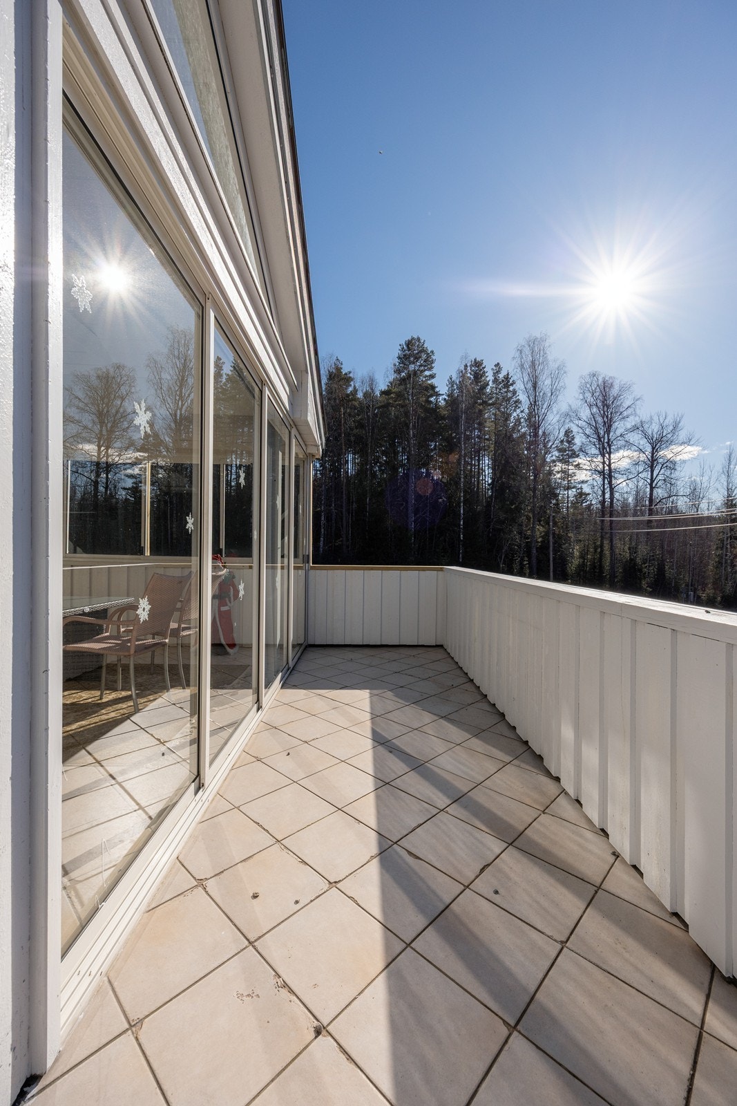 Verandaen har flislagt gulv. Galleribilde