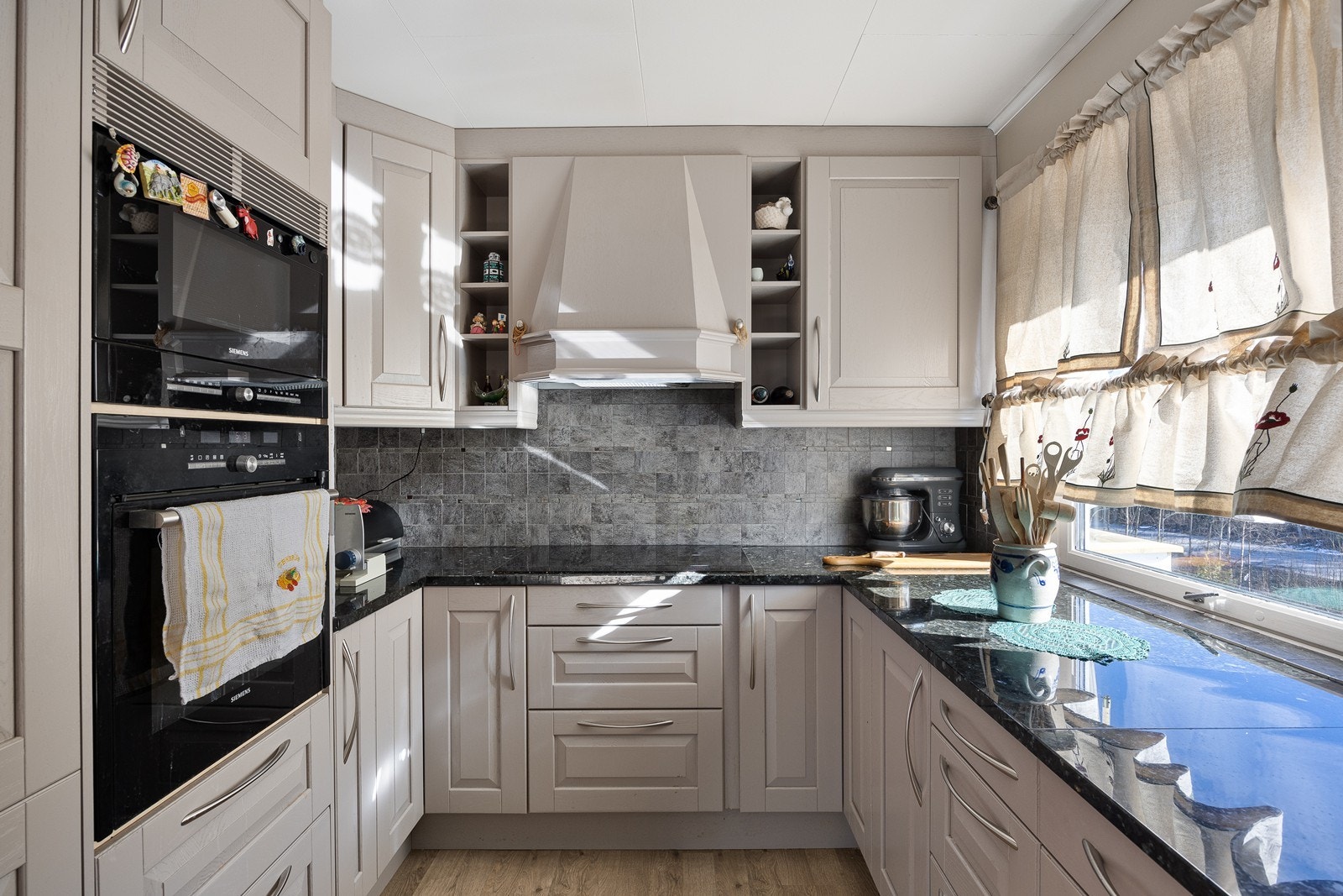 Integrerte hvitevarer består av stekeovn, induksjonstopp, mikrobølgeovn og dobbelt kjøleskap med kjøleaggregat. Ovnene er praktisk plassert i et høyskap. Galleribilde