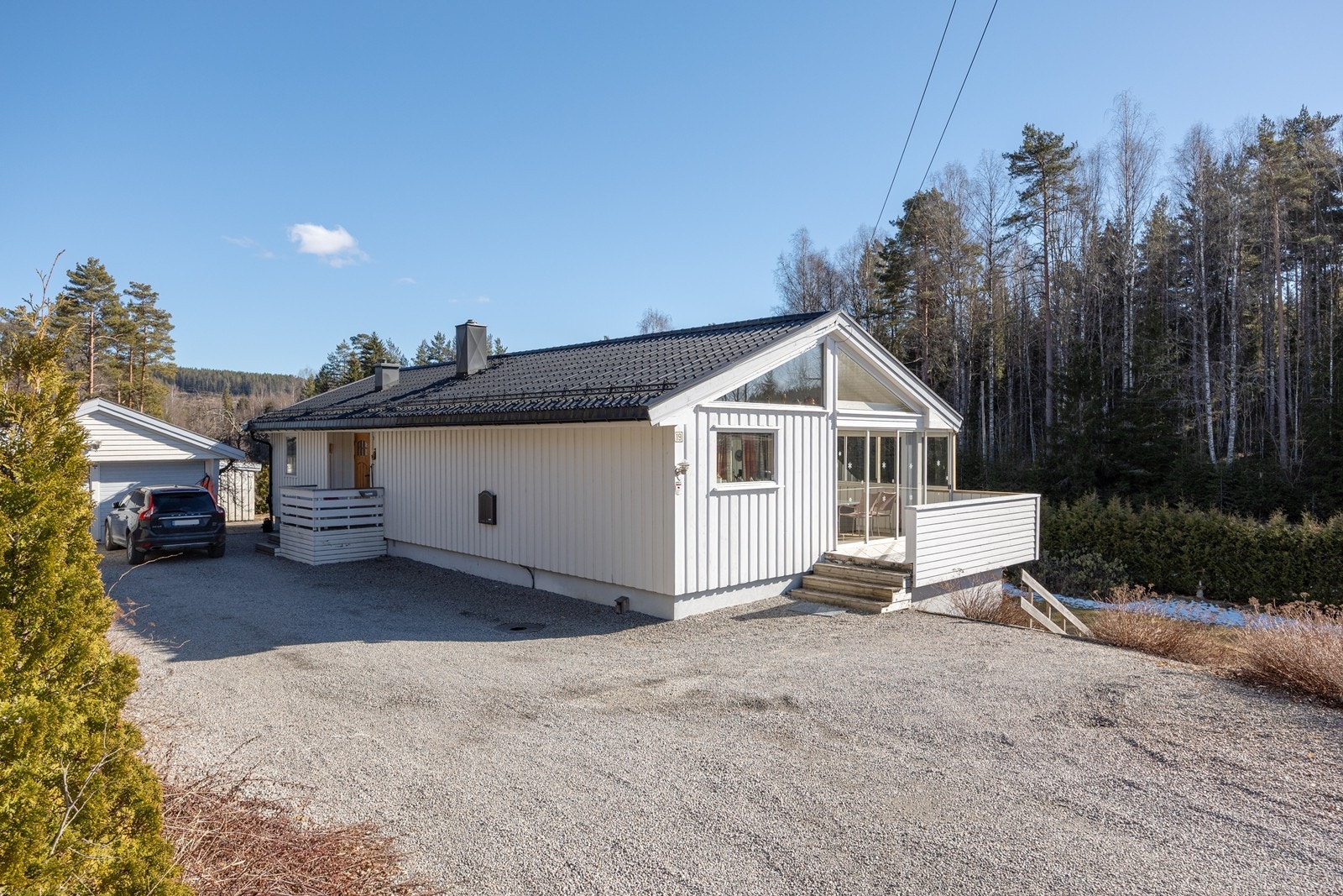 Eneboligen ligger i et veletablert og populært boligområde i Eidslia, ca. 1,5 km øst for handelssentrum. Galleribilde