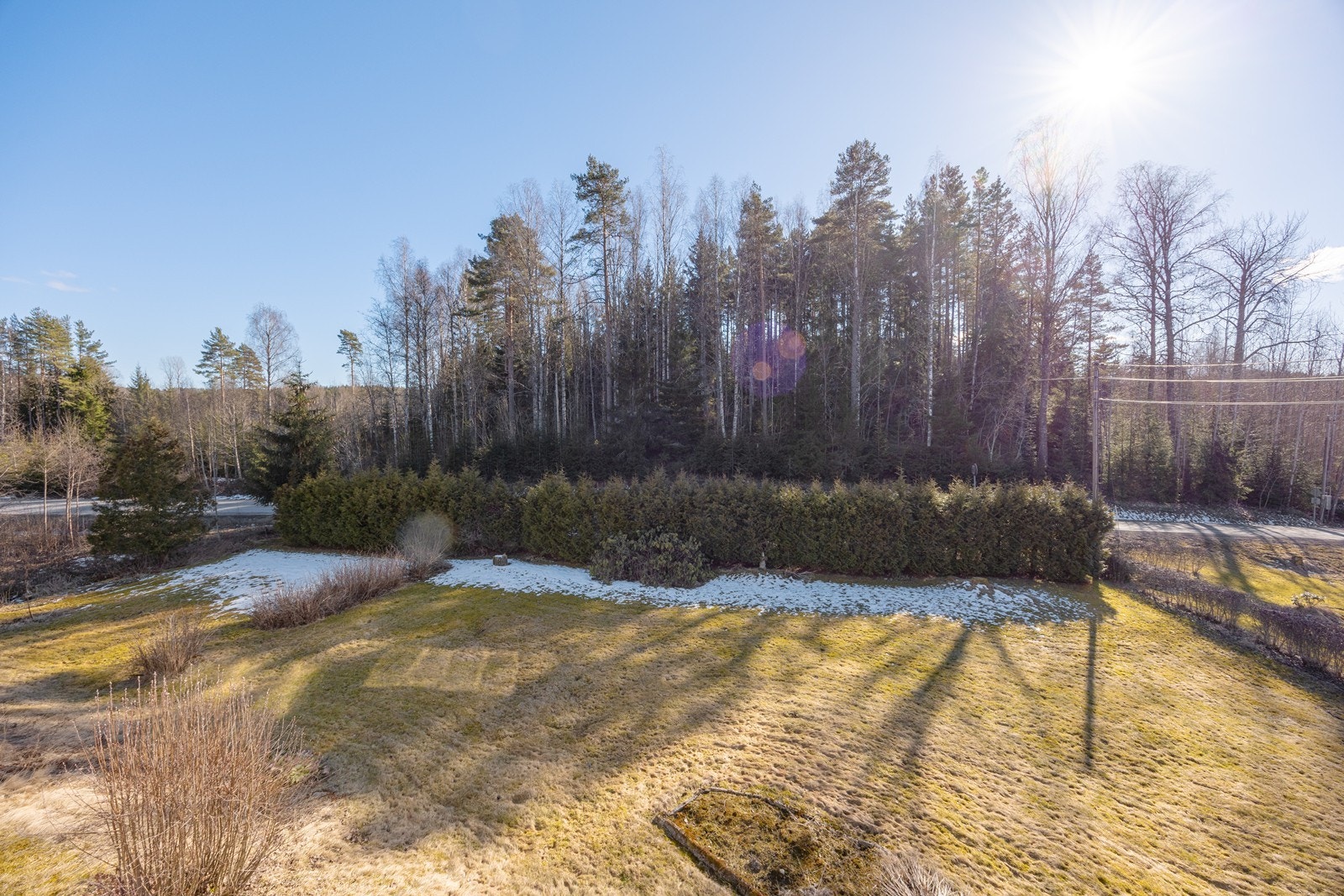 Området har trygg ferdsel til skoler, barnehage, bussholdeplass og gode servicetilbud, samt nærhet til flotte rekreasjonsområder med bl.a. turstier, gapahuk og grillplass. Galleribilde