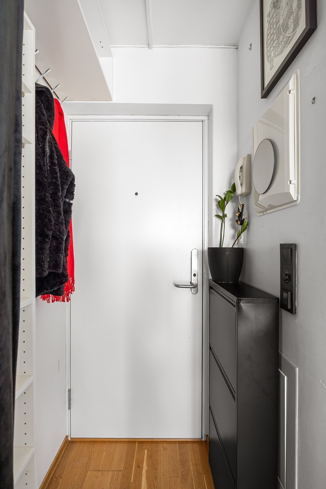 Leiligheten har en innbydende entré som skaper et umiddelbart godt førsteinntrykk. Oppgangen har porttelefon. Galleribilde