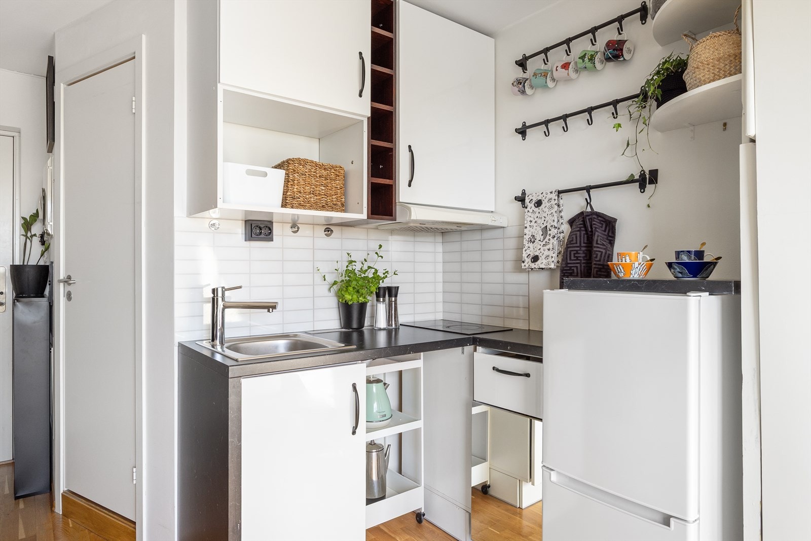 Over den integrerte koketoppen (to plater) er det installert en mekanisk ventilator. Galleribilde