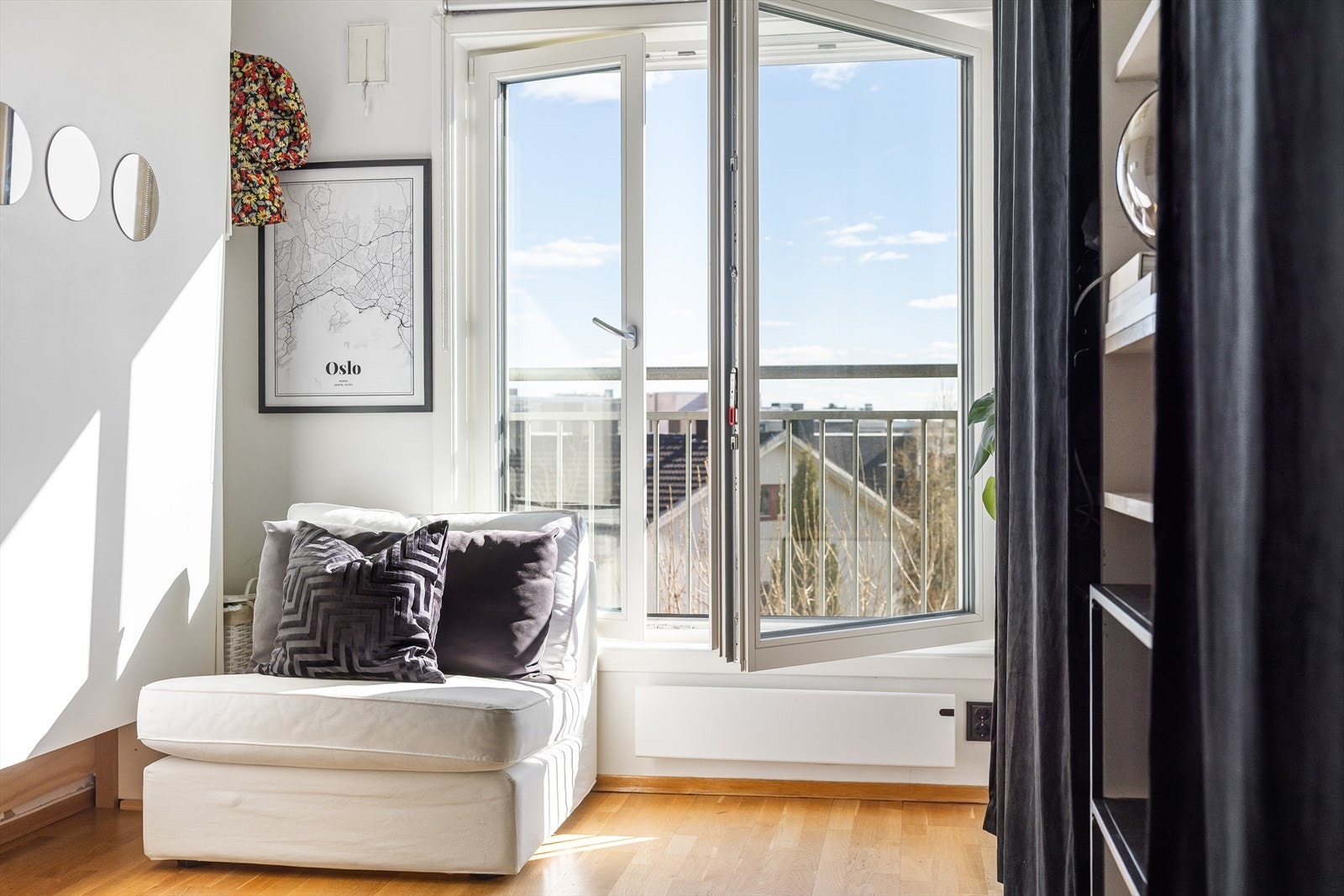 Stuen oppleves som svært romslig og luftig, takket være store vindusflater som slipper inn rikelig med naturlig lys gjennom dagen. Galleribilde