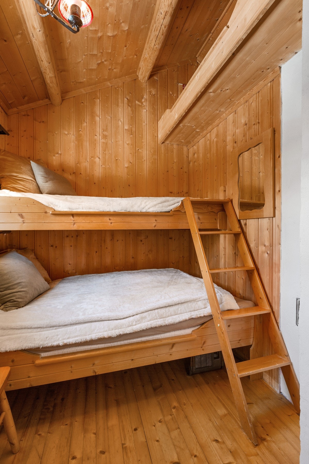 Jomfrubur innover/over kjøkken for ekstra soveplasser eller ekstra plass for oppbevaring. Galleribilde