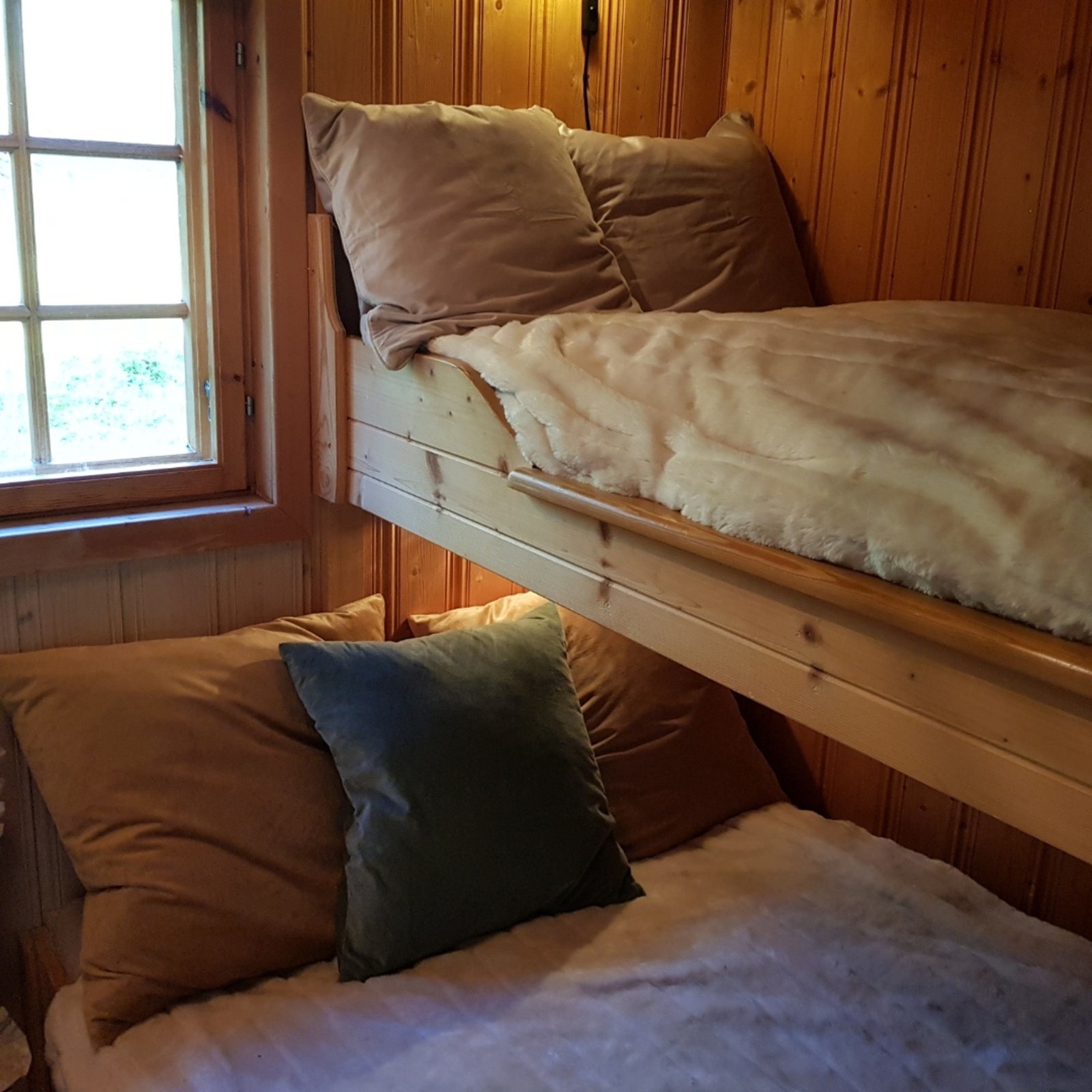 Soverom 1 med plassbygd familiekøye og plass for garderobeskap. Galleribilde