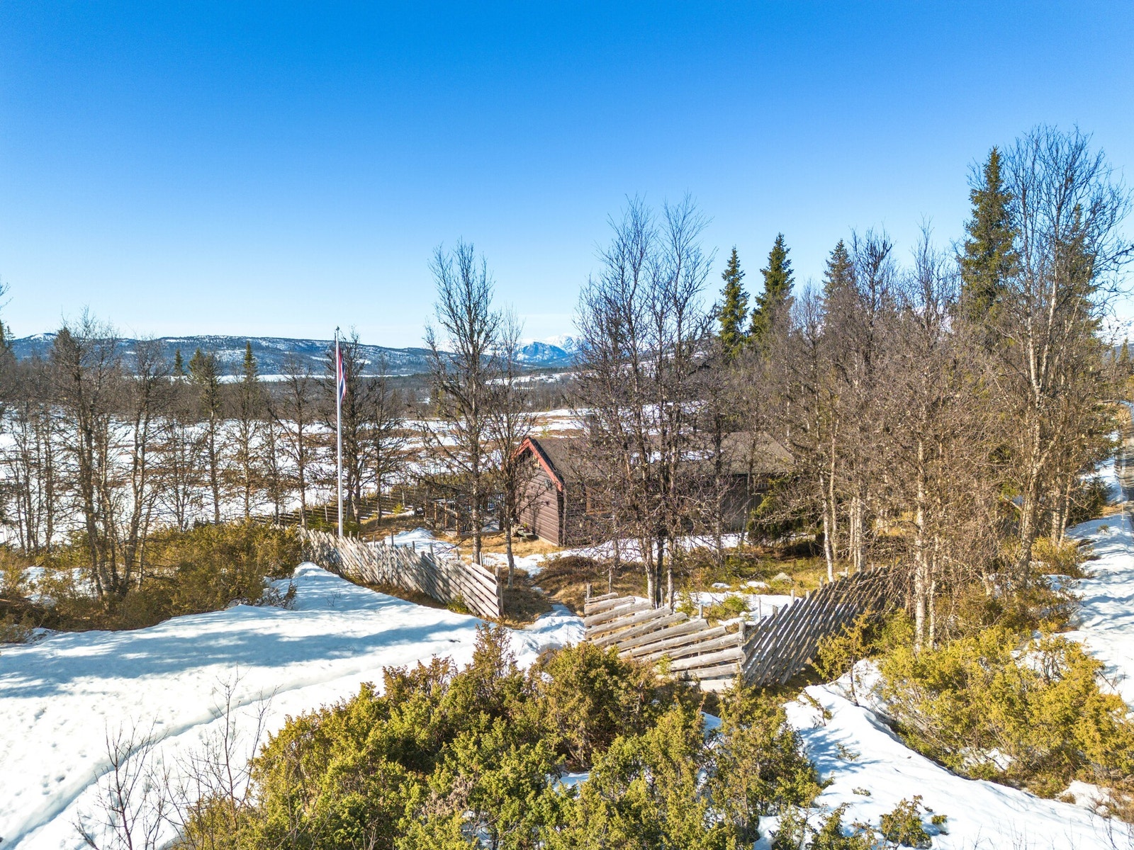 Revulen ligger åpent og fint til ca. 932 moh. på fjellet, i ett område med etablerte hytter- og stølseiendommer. Galleribilde