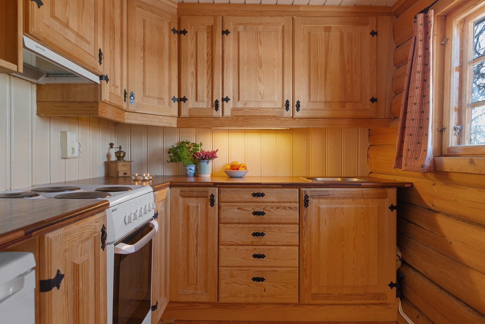 Kjøkkeninnredning med over- og underskap, og laminat benkeplate. Galleribilde