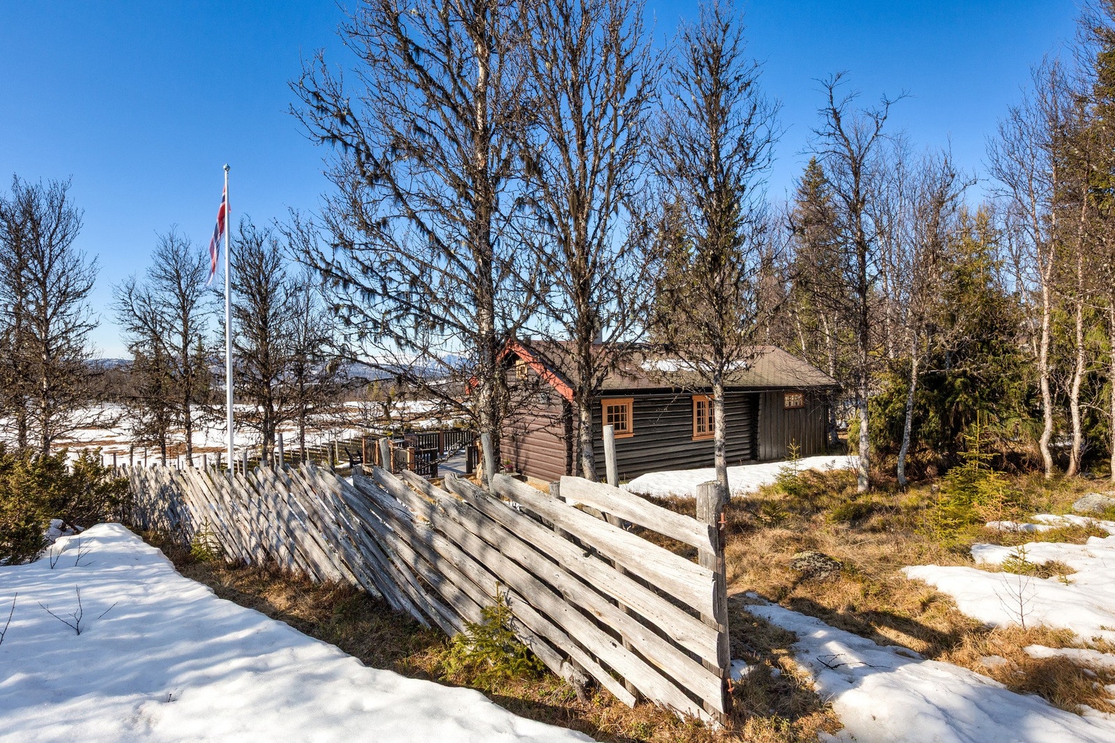 Eiendommen er pent rammet inn av gjerde. Galleribilde