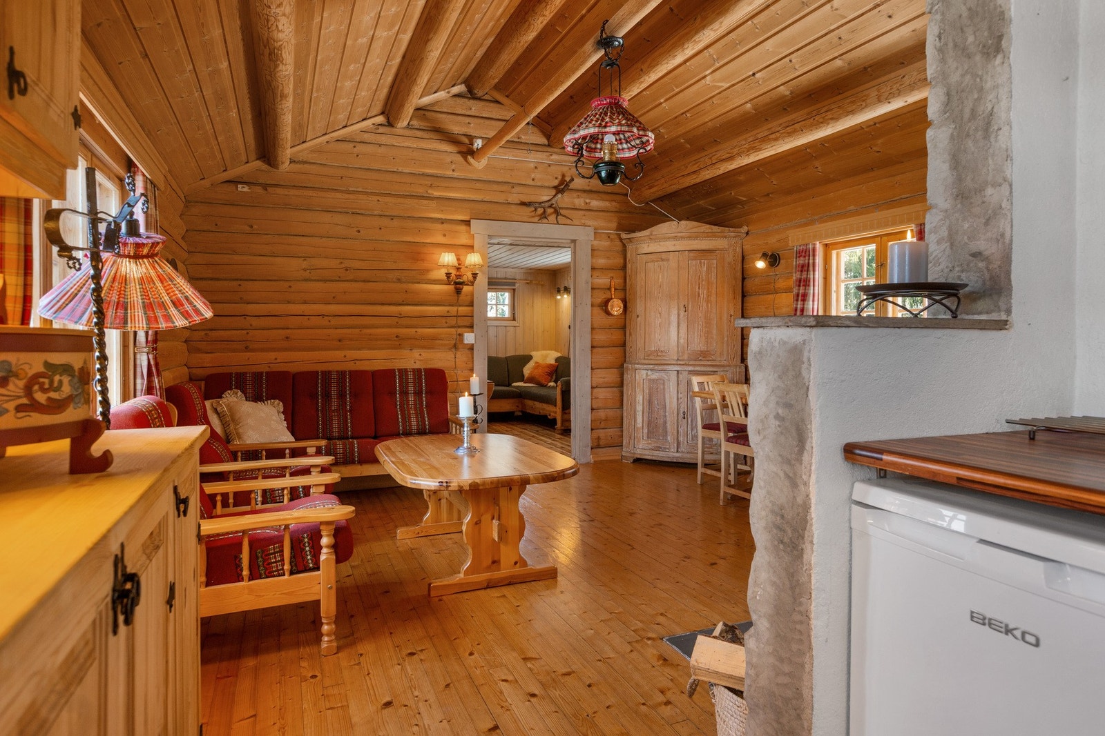 I stuen er det rausta himling med synlige åser, tregulv og laftet tømmervegger - her får man straks den riktig gode hyttefølelsen! Galleribilde