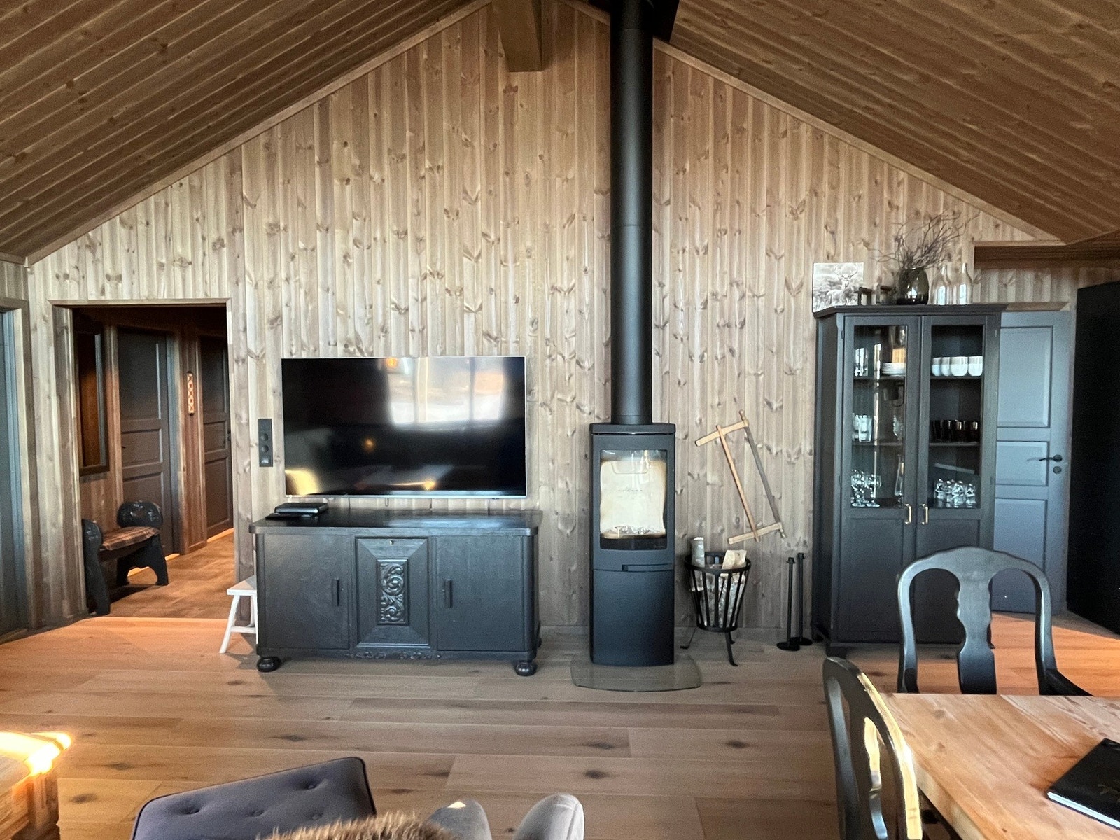 En peisovn sørger for kos og ekstra varme sammen med varmekablene. Galleribilde