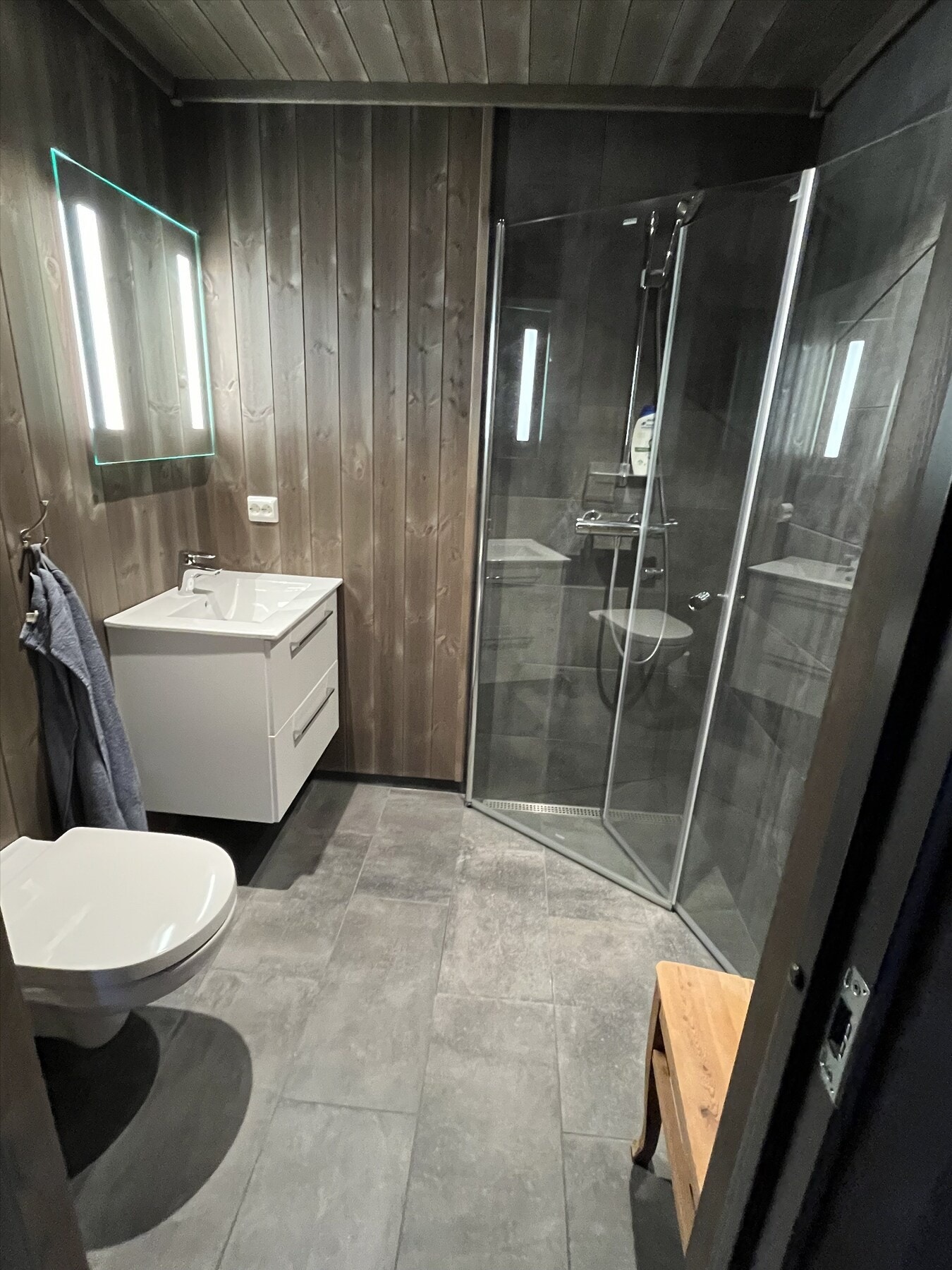 Begge bad har servantinnredning, vegghengt toalett og dusjvegger i glass som kan slås inn når de ikke er i bruk. Galleribilde