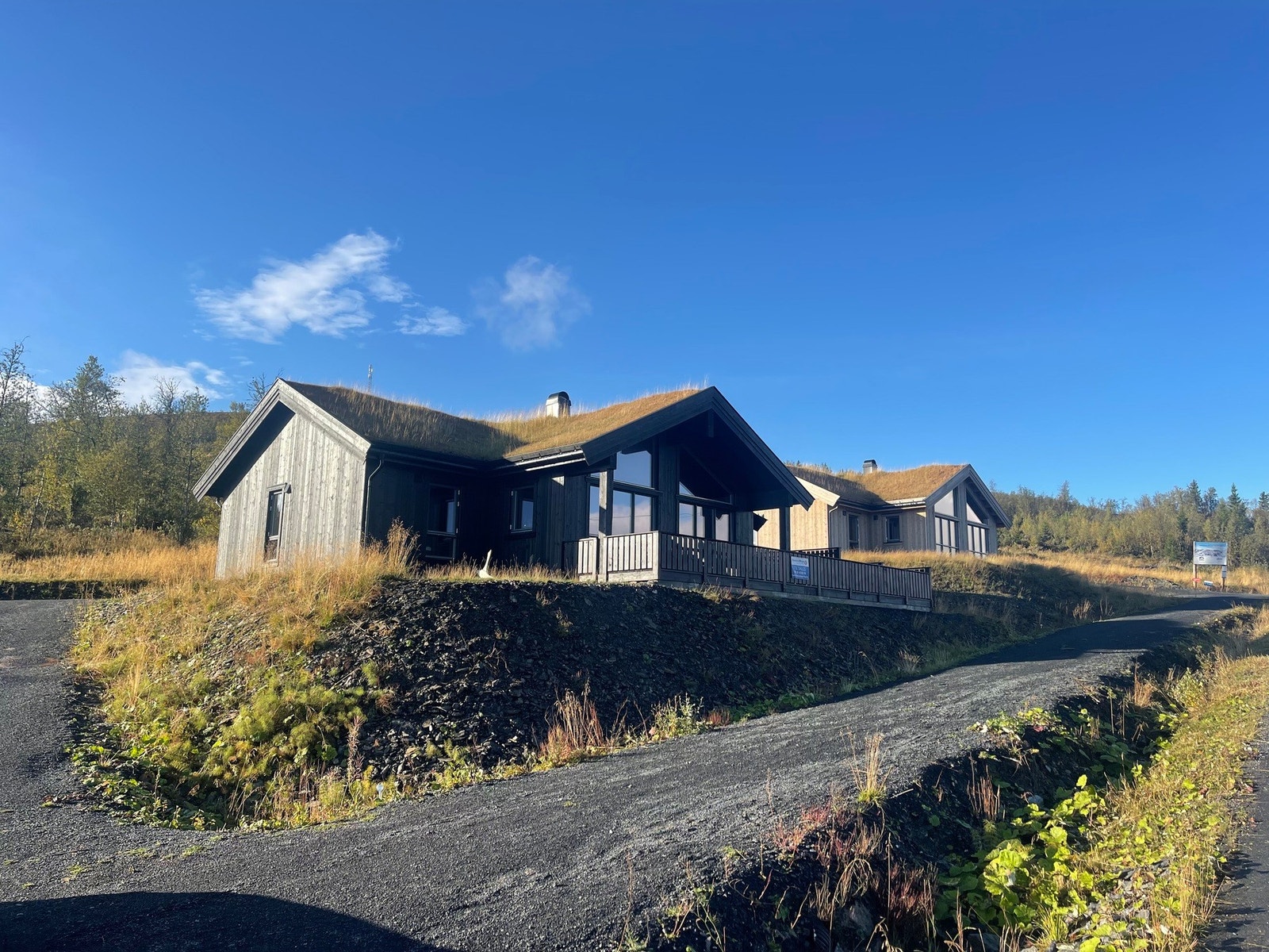 Hytta ligger flott til i et område med nyetablerte fritidseiendommer. Galleribilde