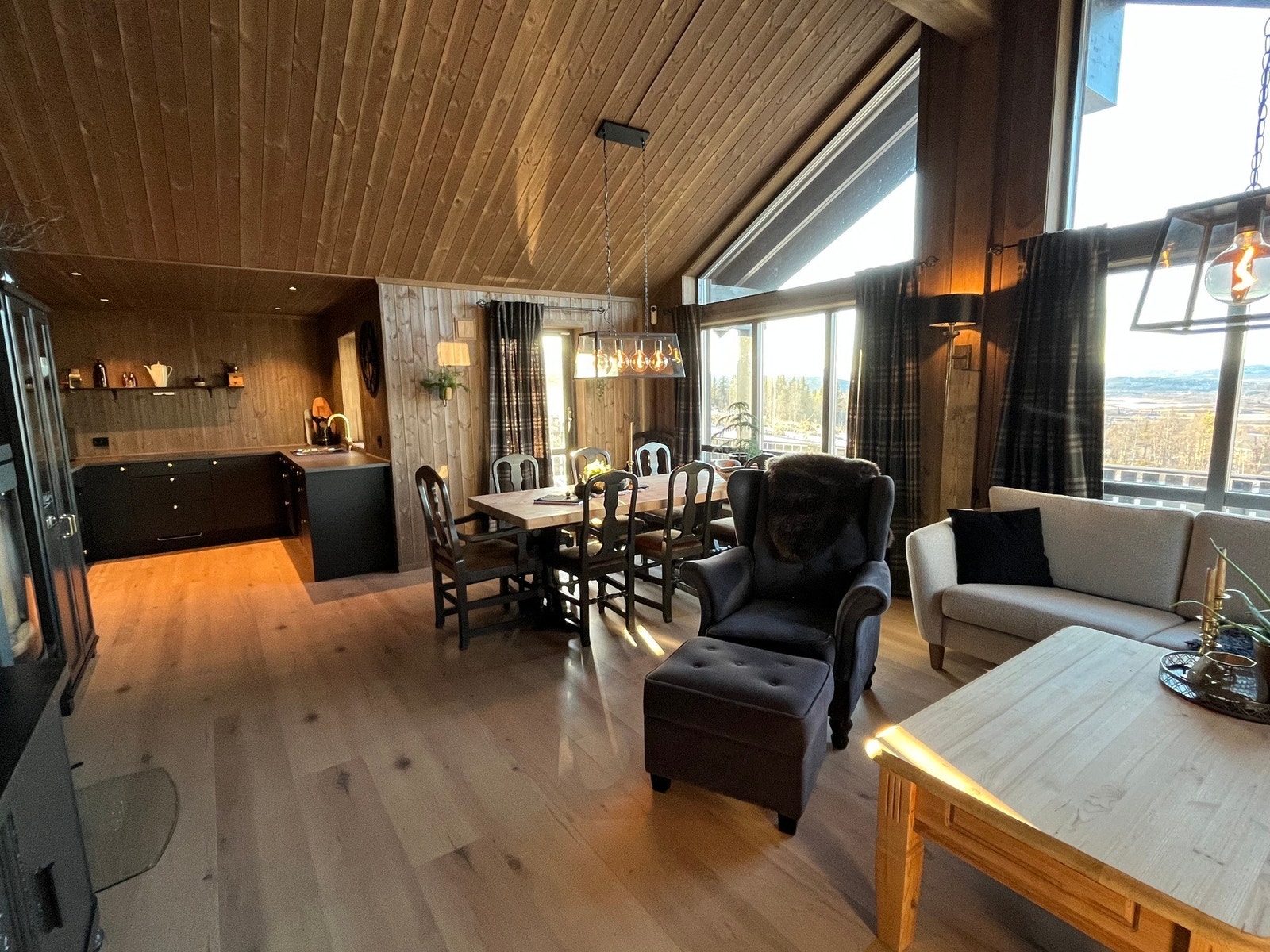 Takhøyden og de store vindusflatene i allrommet med stue, spisestue og kjøkken, gir en god og luftig romfølelse. Galleribilde