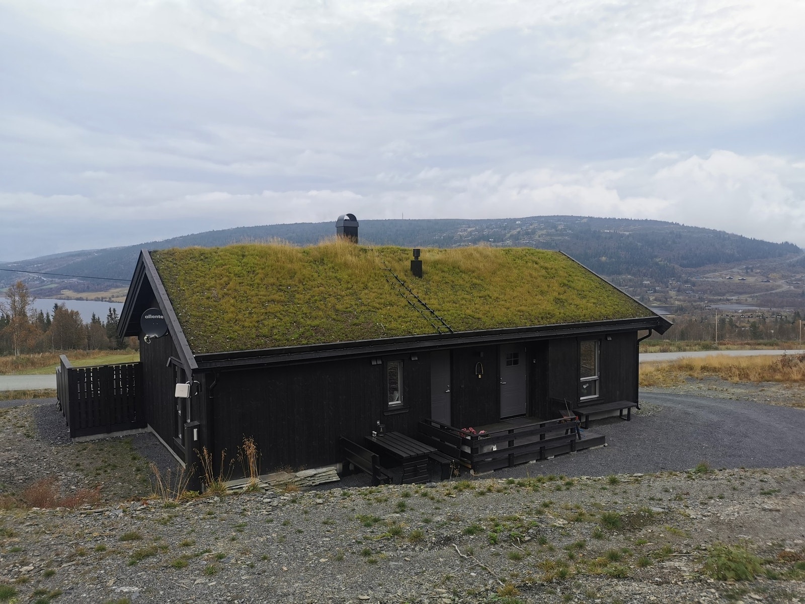 Flott utsikt utover Vasetvannet og fjellområdene rundt. Galleribilde