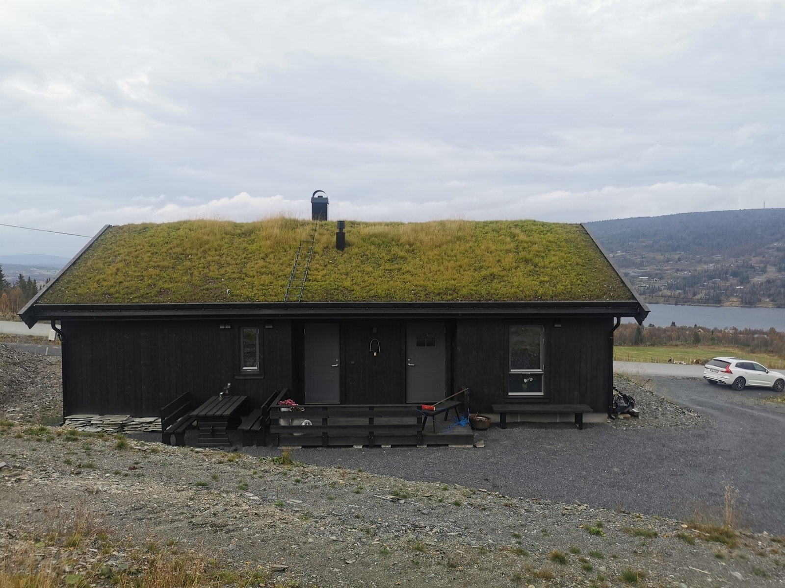 Inntrukket inngangsparti, med platting. Her er det fint å ta morgenkaffen! Galleribilde