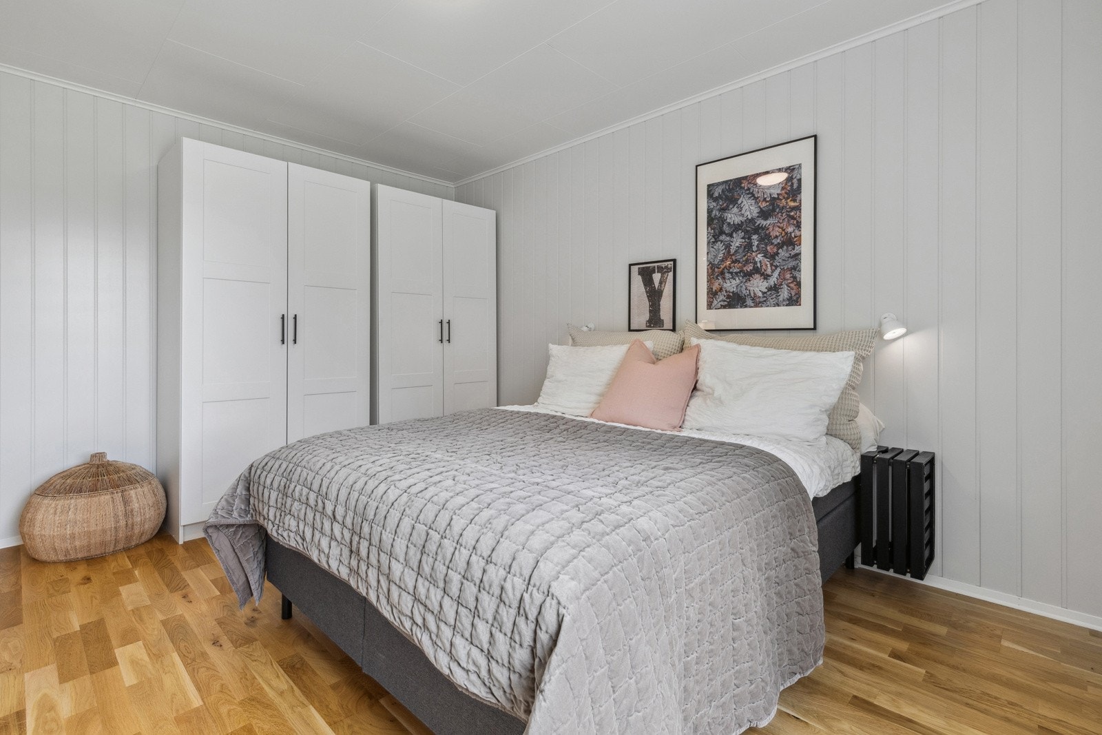 Rommet har rikelig med garderobeskap. Galleribilde