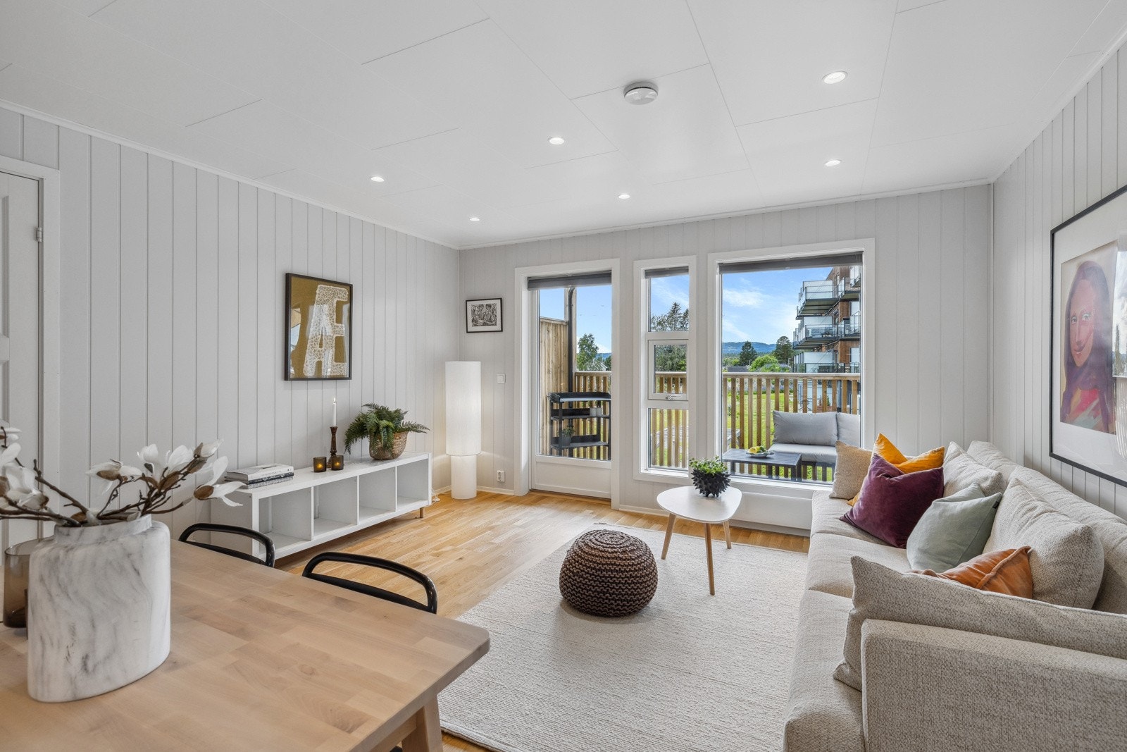 Delikat og stilren 3-roms selveierleilighet fra 2022 med en populær og meget sentral beliggenhet på Eidsvoll Verk. Leiligheten i byggets 2. etasje har en smart og arealeffektiv planløsning med et BRA-i på 66 kvm og gjennomført god kvalitet i materialvalg. Galleribilde