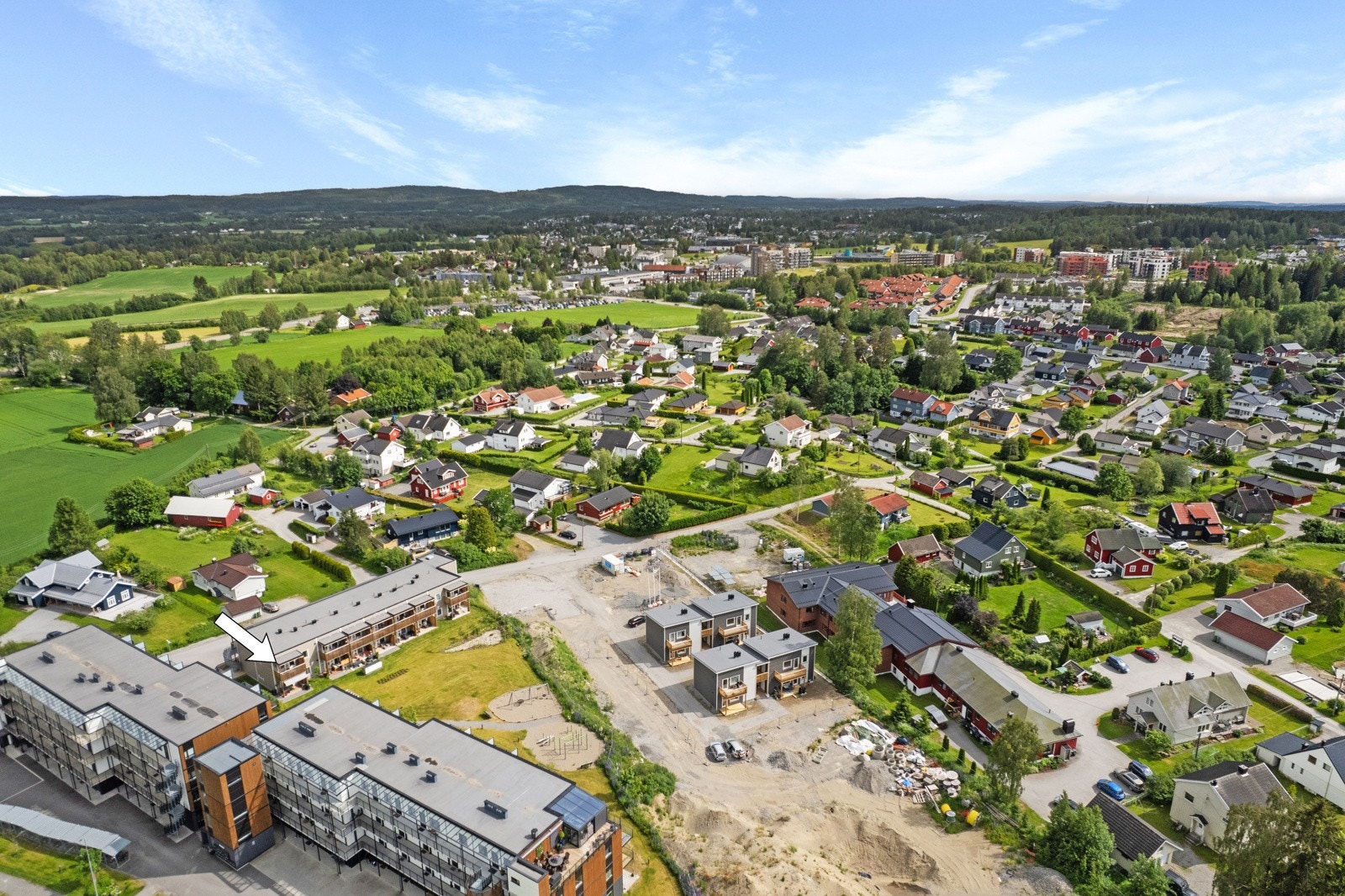 Svært gode pendlermuligheter - 10 min gange til Eidsvoll verk stasjon og kun 5 min med tog til til OSL-Gardermoen og 30 min til Oslo S. Galleribilde