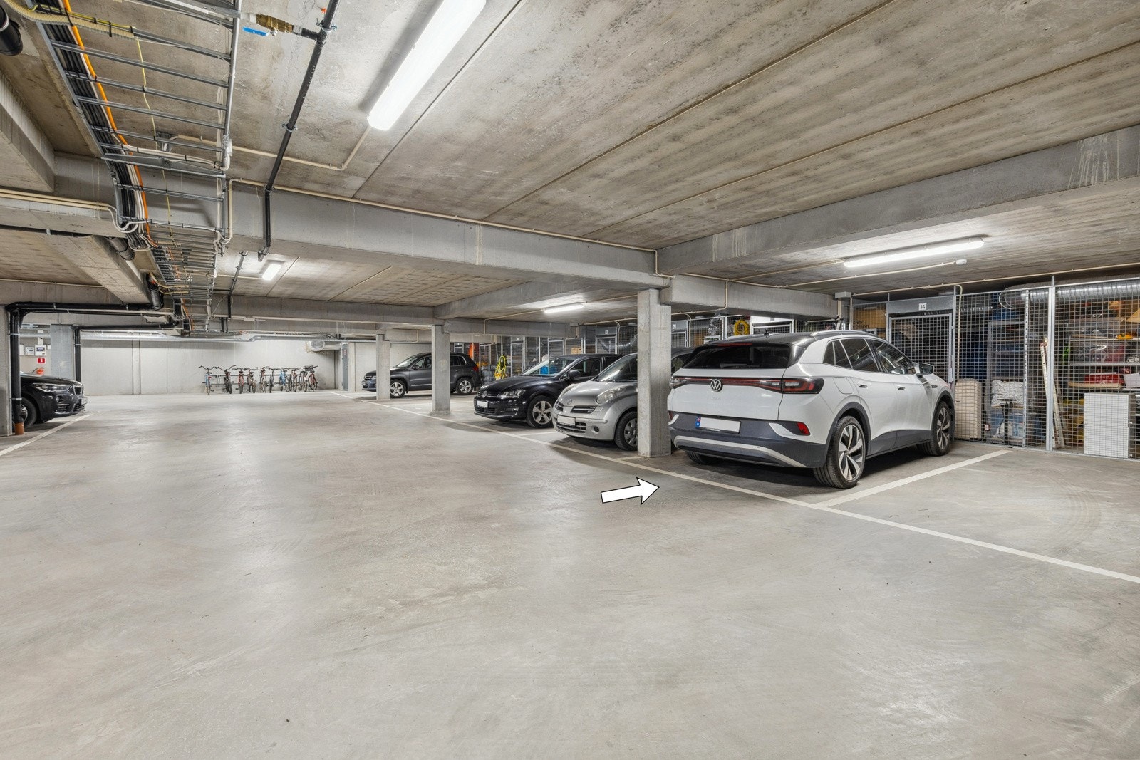 Leiligheten disponerer en fast parkeringsplass i felles garasjeanlegg i kjeller. Galleribilde