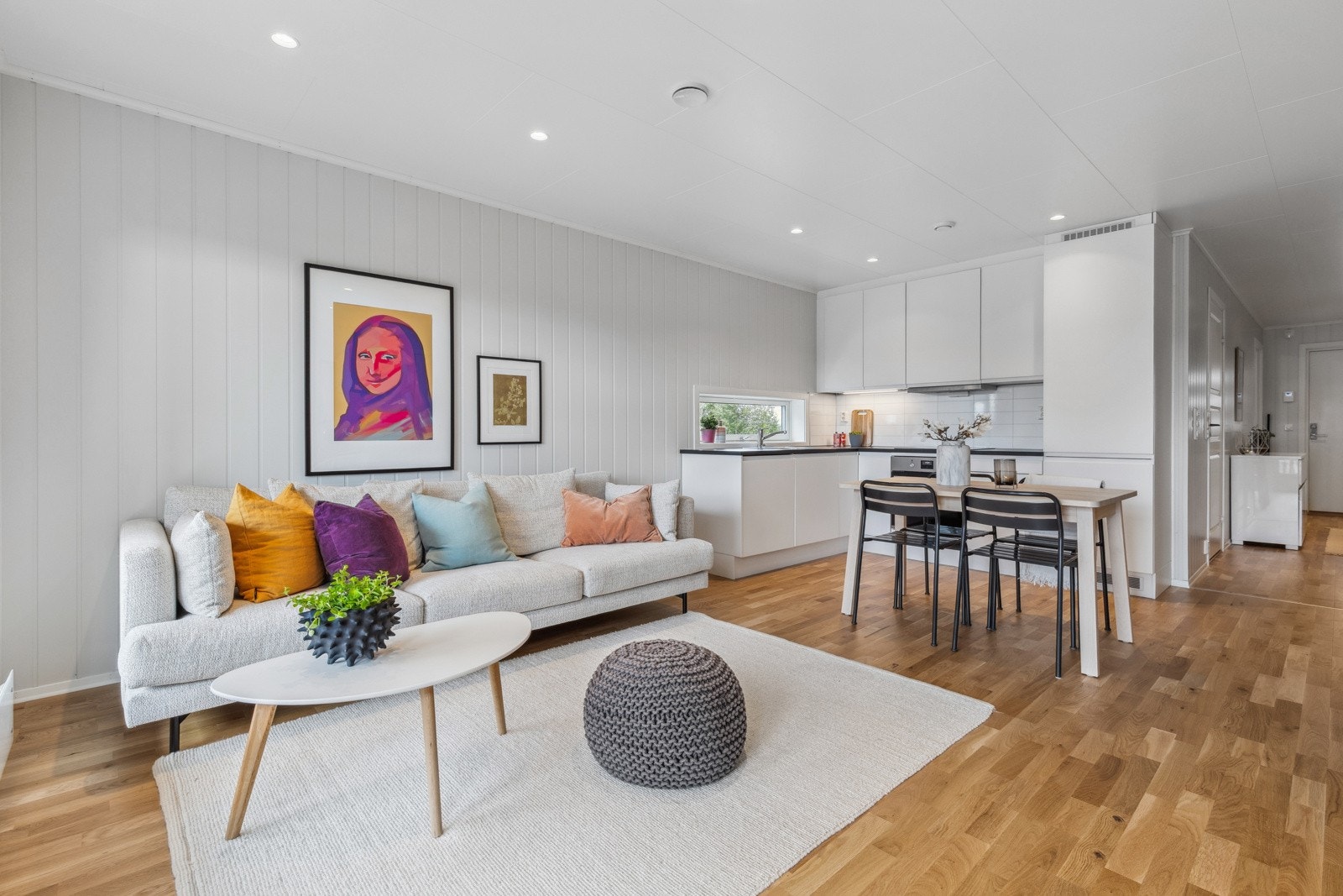 På gulvet er det lagt trestavs parkett som strekker seg sømløst gjennom alle oppholdsrom i leiligheten. Galleribilde