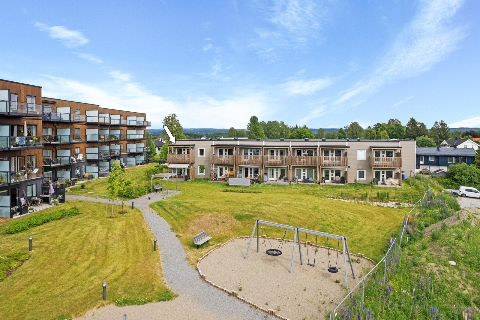 Seksjonseier blir sameier i Sundbyhagan driftssameie for utvendig drift- og vedlikehold av utearealer og herunder også friområdet/lekeplassen gnr. 97, bnr 9, med felles drift av friområde/lekeplass. Galleribilde