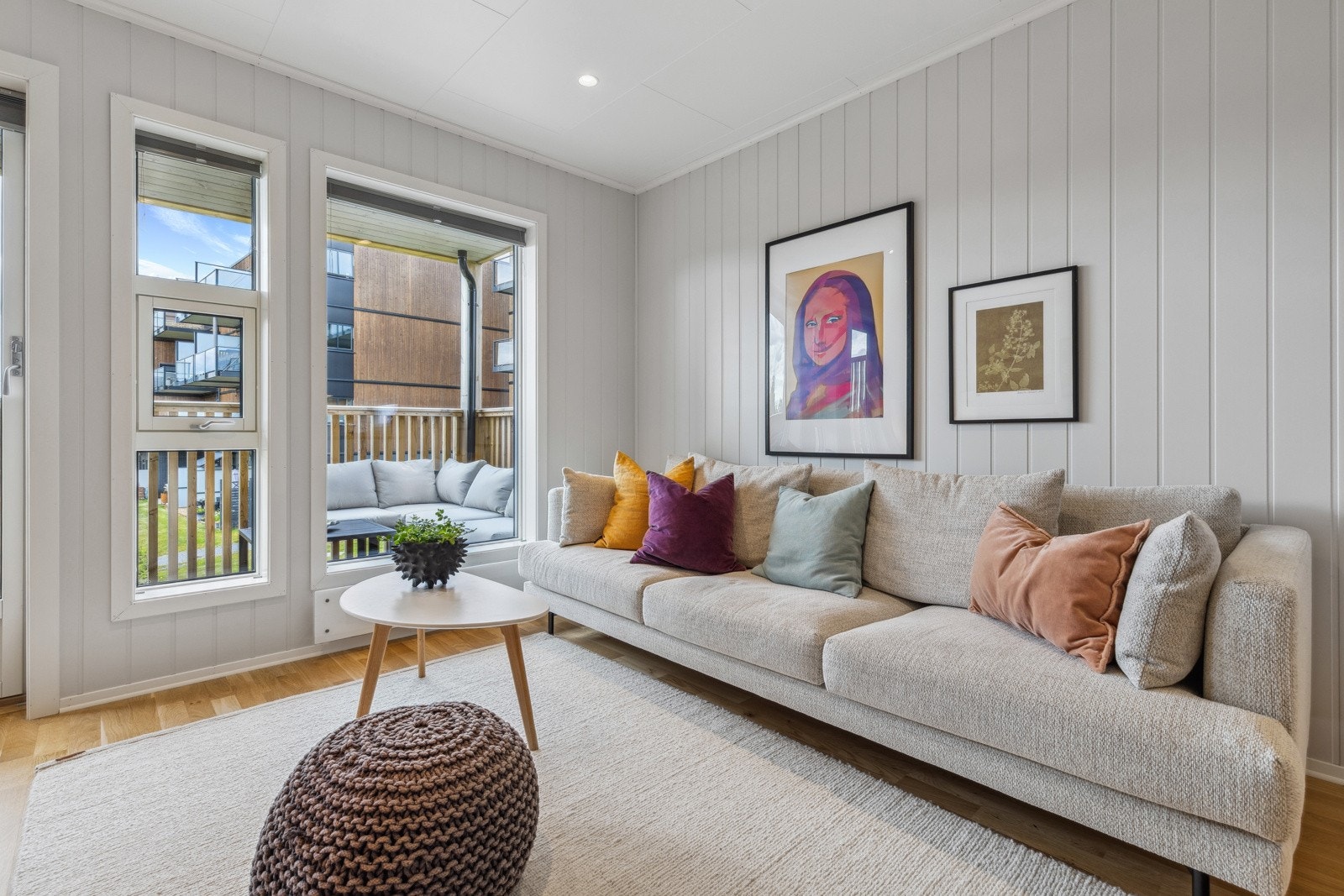 I stuen er det god plass til sofaløsning med tilhørende møblement. Galleribilde