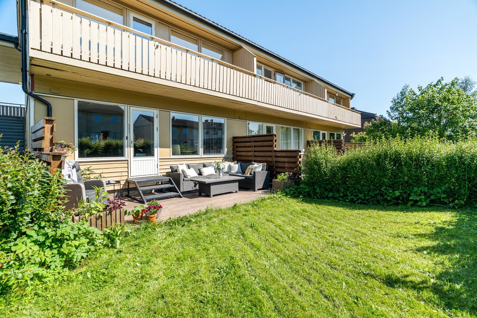 Beliggende i 1. etasje gir en flott hage i tilknytning til terrassen. Galleribilde