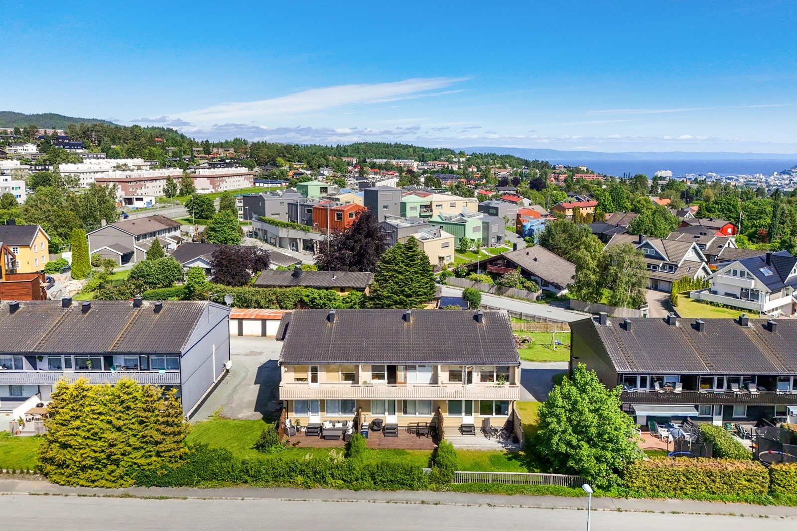 Sameiet består av Havsteinflata 1, 3 og 5. Totalt 12 leiligheter med hver sin garasjeplass i garasjerekke. Galleribilde