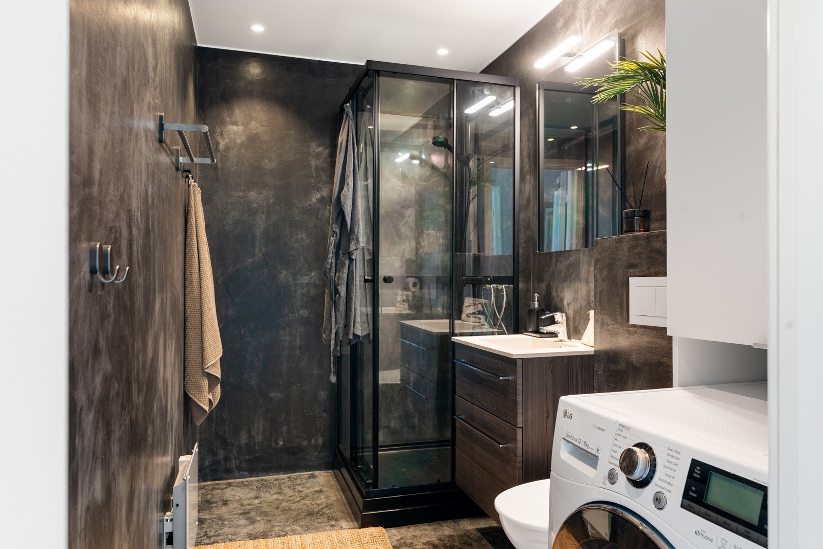 Meget pent bad med mikrosement på gulv og vegger og malt slett himling med downlights. Galleribilde