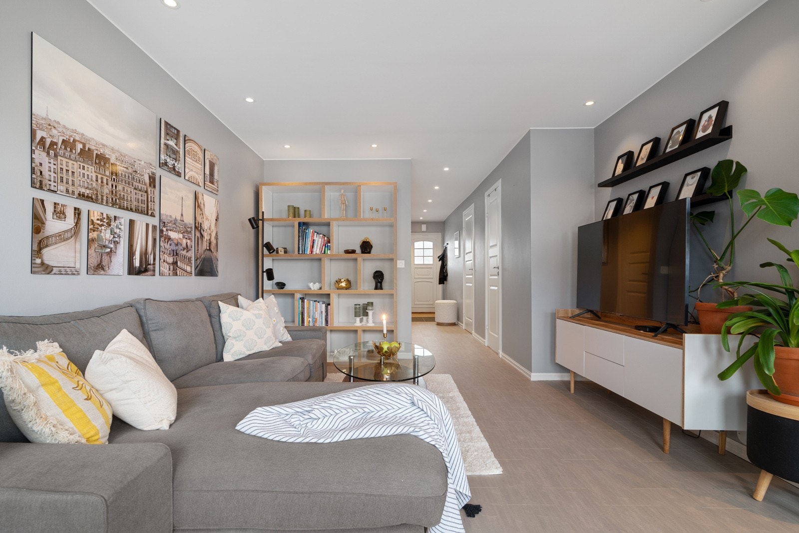 Nytt gulv i stue, gang og kjøkken i 2025. Galleribilde