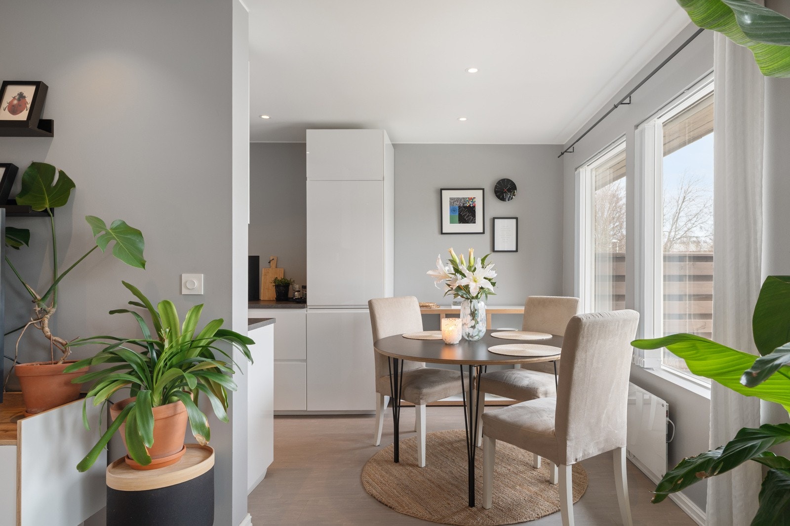 Mellom stue og kjøkken er det plass til spisebord. Galleribilde