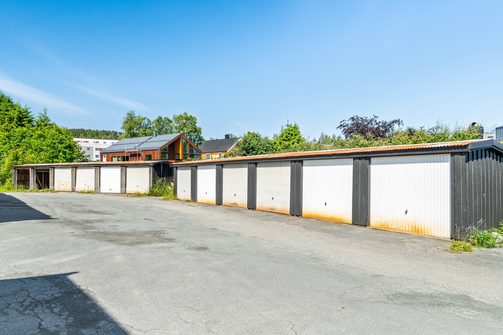 Egen garasjeplass i garasjerekke. Galleribilde